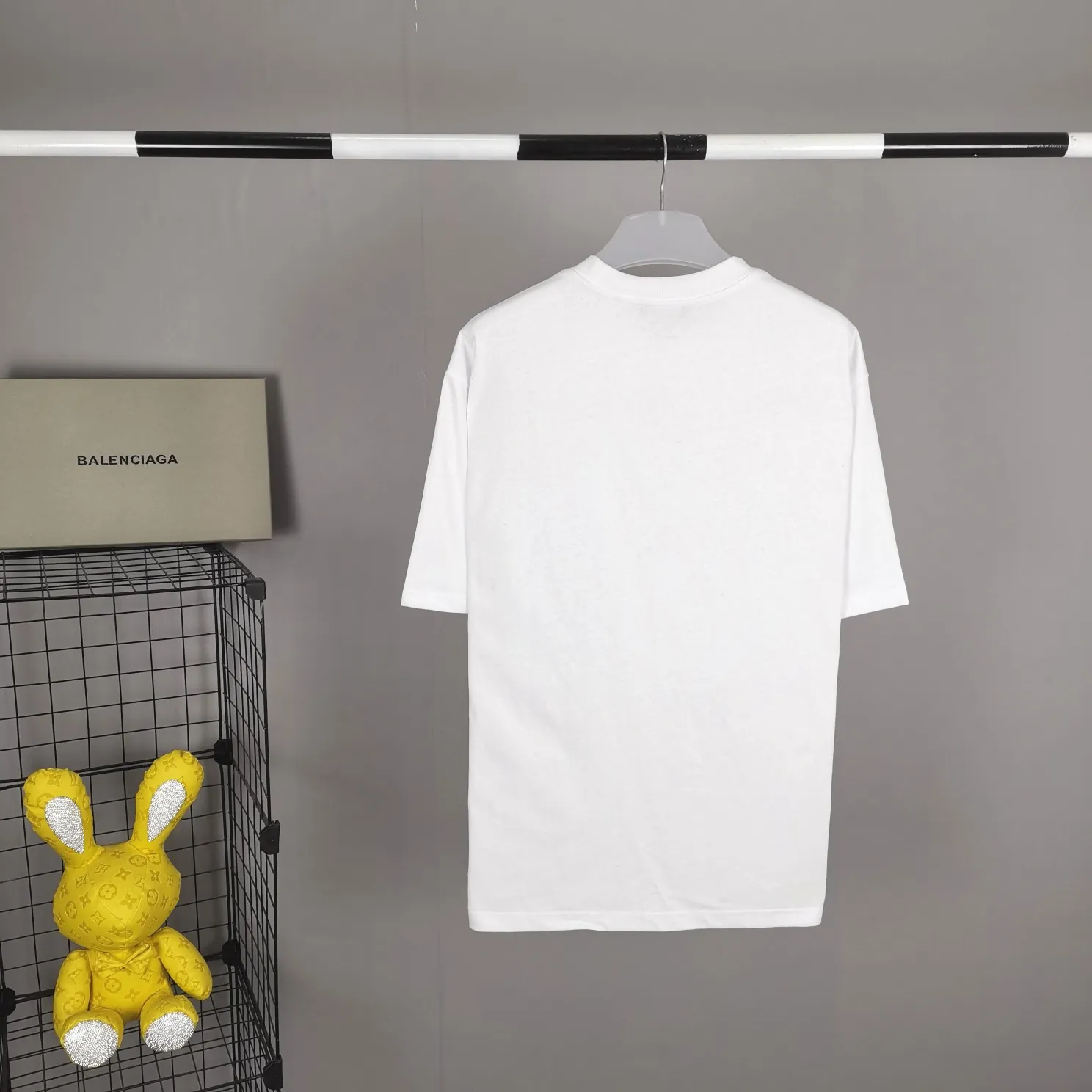 Top tested version BALENCIAGA Balenciaga The Mandalorian Baby Yoda pure cotton loose and breathable short-sleeved T-shirt for male and female couples Grogu, a character in the "Star Wars" series of film and television series, appeared in the American TV series "The Mandalorian". Grogu and Yoda are of the same race. Although he is still in the toddler stage, he is born with powerful force. This model is really explosive. The front piece is printed with Kornit digital direct printing. The color painting has an even transition of shades and a strong image. 3D restores the real texture of characters! The fabric is made of 32S 260g imported knitted combed cotton. The fabric is very silky, loose and breathable, and the sweat absorption effect is very good! Color: black and white Size: XS-L P:260