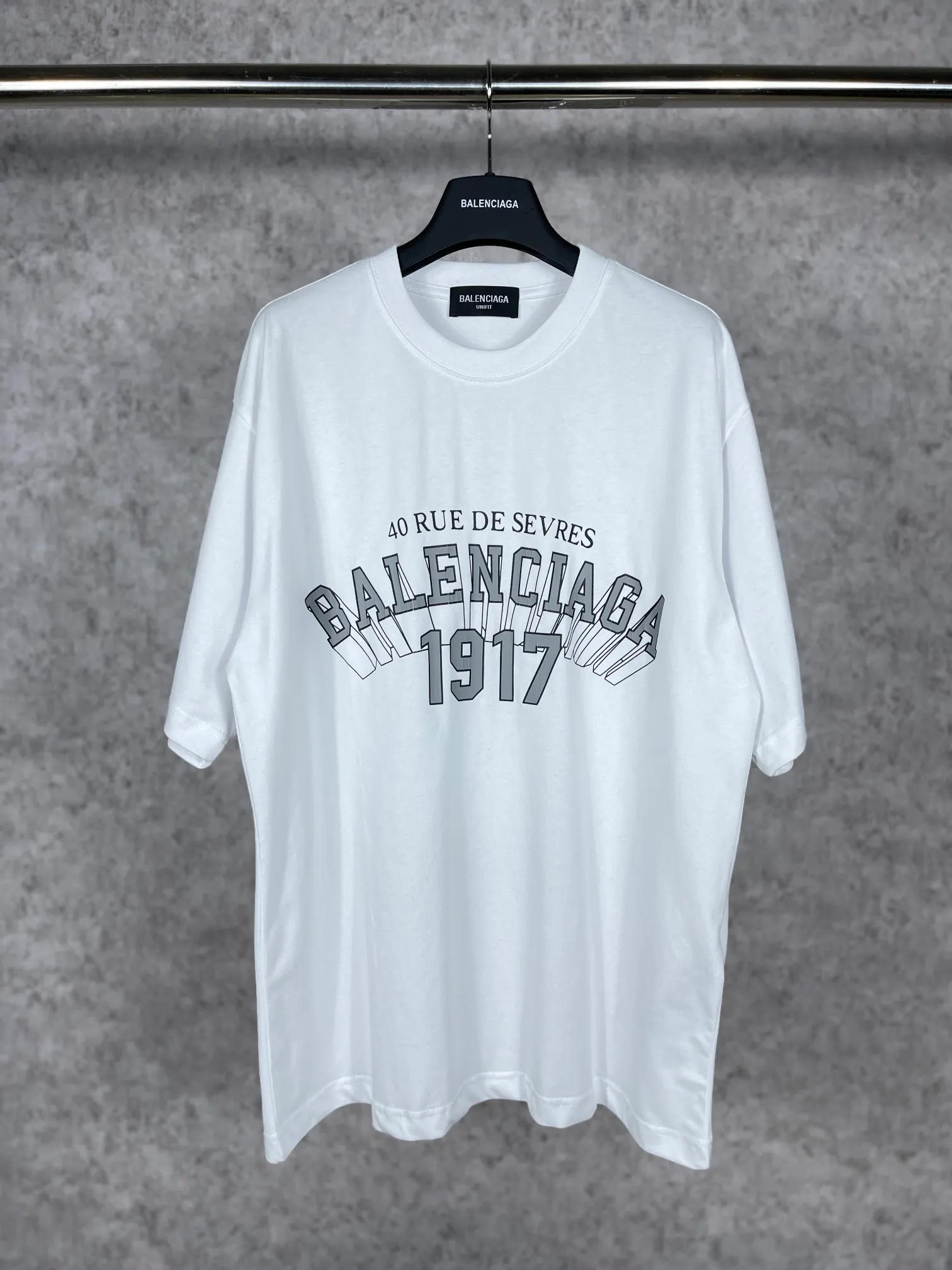 🅿️166 real photos [Top version. Official website quality] BALENCI*GA/Paris.1917 3D classic letter LOGO printed short-sleeved T-shirt. Brick cabinet synchronization. The fabric is made of Paris ZP custom-woven and dyed 100% cotton double yarn compact cotton. The weight is 260 grams, the cloth surface is clean. The cloth pattern is clear, soft and comfortable. The threads are dyed with no color difference. The classic pattern is printed with environmentally friendly imported materials, straight cracks and cracked glue. Precision printing screen, the letters are clear and the effect is three-dimensional. Different market currency, welcome to compare, the version adopts OS loose shoulder version. Same style for men and women Coding: BL223050 Color: black, white Size: XS S M L