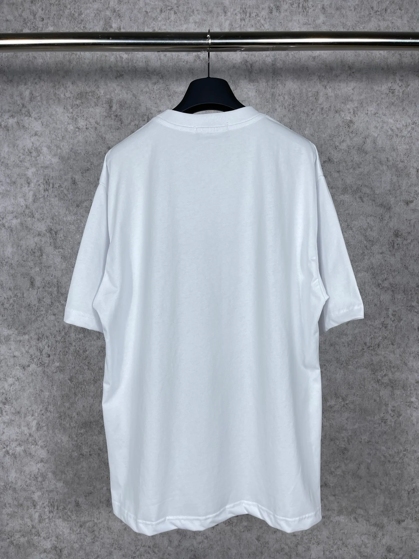 🅿️166 real photos [Top version. Official website quality] BALENCI*GA/Paris.1917 3D classic letter LOGO printed short-sleeved T-shirt. Brick cabinet synchronization. The fabric is made of Paris ZP custom-woven and dyed 100% cotton double yarn compact cotton. The weight is 260 grams, the cloth surface is clean. The cloth pattern is clear, soft and comfortable. The threads are dyed with no color difference. The classic pattern is printed with environmentally friendly imported materials, straight cracks and cracked glue. Precision printing screen, the letters are clear and the effect is three-dimensional. Different market currency, welcome to compare, the version adopts OS loose shoulder version. Same style for men and women Coding: BL223050 Color: black, white Size: XS S M L