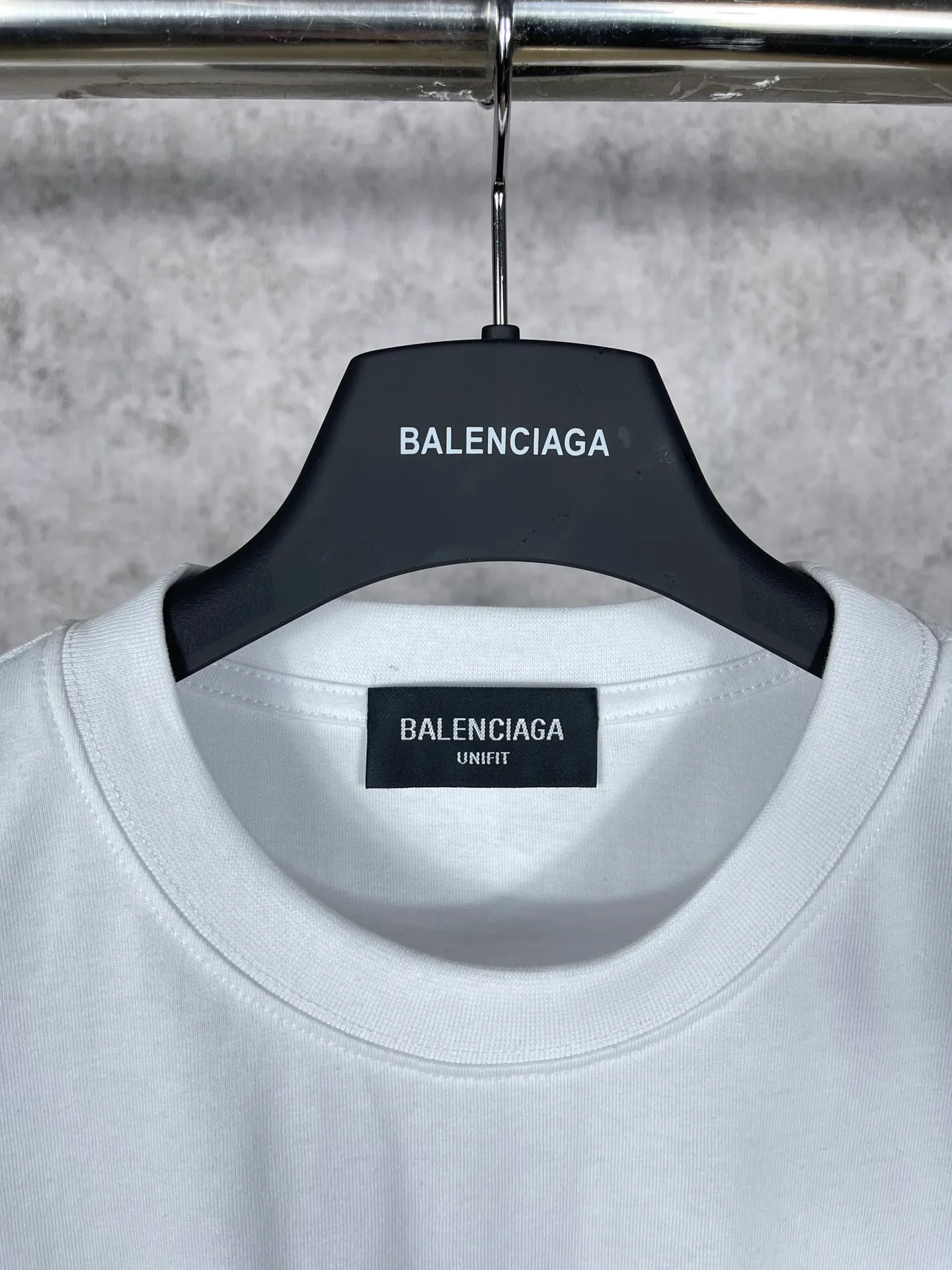 🅿️166 real photos [Top version. Official website quality] BALENCI*GA/Paris.1917 3D classic letter LOGO printed short-sleeved T-shirt. Brick cabinet synchronization. The fabric is made of Paris ZP custom-woven and dyed 100% cotton double yarn compact cotton. The weight is 260 grams, the cloth surface is clean. The cloth pattern is clear, soft and comfortable. The threads are dyed with no color difference. The classic pattern is printed with environmentally friendly imported materials, straight cracks and cracked glue. Precision printing screen, the letters are clear and the effect is three-dimensional. Different market currency, welcome to compare, the version adopts OS loose shoulder version. Same style for men and women Coding: BL223050 Color: black, white Size: XS S M L