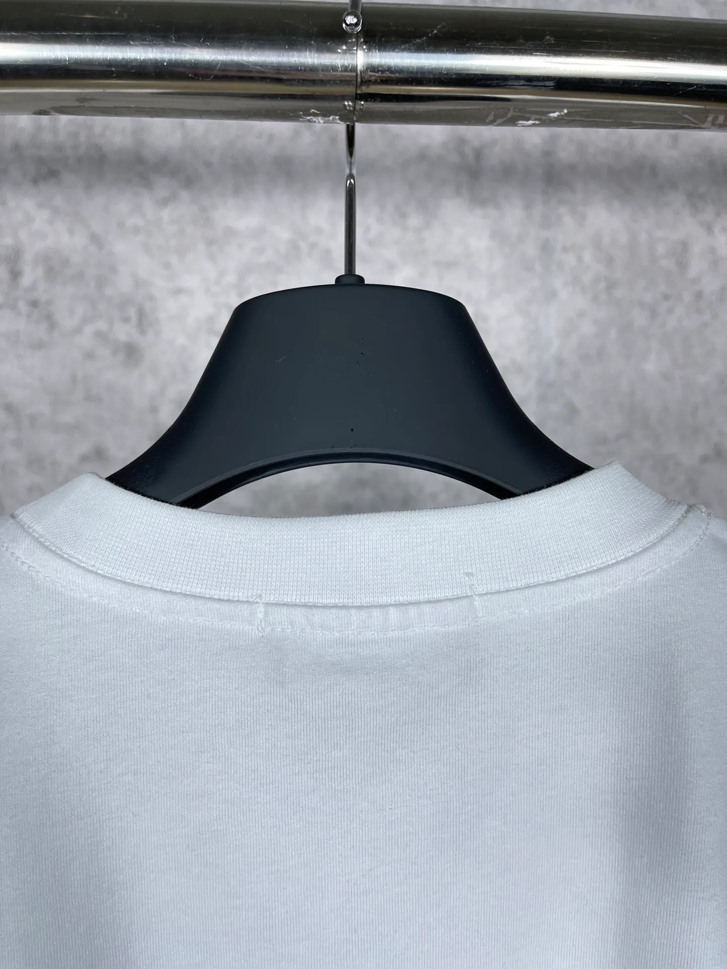 🅿️166 real photos [Top version. Official website quality] BALENCI*GA/Paris.1917 3D classic letter LOGO printed short-sleeved T-shirt. Brick cabinet synchronization. The fabric is made of Paris ZP custom-woven and dyed 100% cotton double yarn compact cotton. The weight is 260 grams, the cloth surface is clean. The cloth pattern is clear, soft and comfortable. The threads are dyed with no color difference. The classic pattern is printed with environmentally friendly imported materials, straight cracks and cracked glue. Precision printing screen, the letters are clear and the effect is three-dimensional. Different market currency, welcome to compare, the version adopts OS loose shoulder version. Same style for men and women Coding: BL223050 Color: black, white Size: XS S M L
