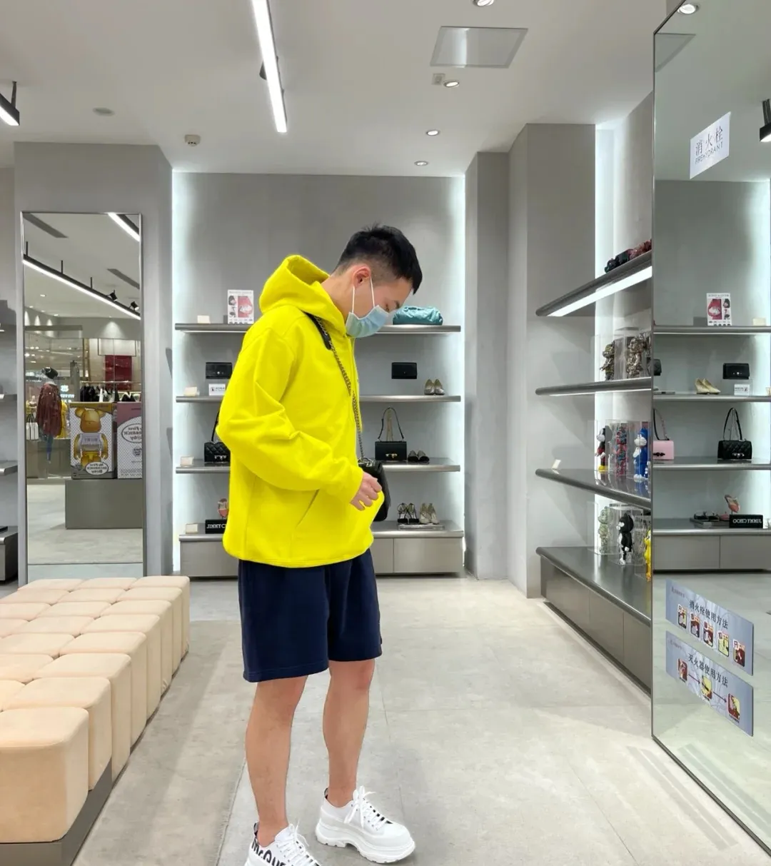 ♻️💯Reference model picture for the upper body❤️The top tested version of BALENCIAGA with large LOGO on the back and basic letters, pure cotton loose fit for male and female couples, the same fashion brand high-end hooded sweatshirt. The god of simplicity in Paris, a volume sought after by many stars. Lisa’s favorite basic short-sleeved Paris style, which has a very high appearance rate. Wear alone, paired with jeans, shorts, and sweatpants, it's a versatile style. Xiaohongshu, a hot item on INS, a must-have for Paris fans.  The printing uses white glue as a base, coupled with Kornit direct injection, which ensures the anchorage of the printing and machine washing without any pressure. However, everyone should pay attention to something. The printing of this model is not thick glue, and the printing surface is not shiny. Please pay attention to the importance of version. Don't make a pattern based on the pictures. If you don't have the original version, you won't be able to make it look one to one like the original version. At most, you can just make a look. It's just a piece of clothing without a soul. The fabric is made of 480g combed cotton terry fabric, and the threads and fabric are custom-woven and dyed in the same style, with no color difference.  A complete set of customized tags, collar tags, washed, plastic bags, and most importantly, a complete set of bags, tag codes, and codes are all authentic.  Color: Lemon Yellow Size: XS-L P:450