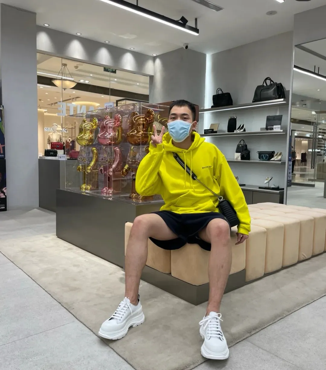 ♻️💯Reference model picture for the upper body❤️The top tested version of BALENCIAGA with large LOGO on the back and basic letters, pure cotton loose fit for male and female couples, the same fashion brand high-end hooded sweatshirt. The god of simplicity in Paris, a volume sought after by many stars. Lisa’s favorite basic short-sleeved Paris style, which has a very high appearance rate. Wear alone, paired with jeans, shorts, and sweatpants, it's a versatile style. Xiaohongshu, a hot item on INS, a must-have for Paris fans.  The printing uses white glue as a base, coupled with Kornit direct injection, which ensures the anchorage of the printing and machine washing without any pressure. However, everyone should pay attention to something. The printing of this model is not thick glue, and the printing surface is not shiny. Please pay attention to the importance of version. Don't make a pattern based on the pictures. If you don't have the original version, you won't be able to make it look one to one like the original version. At most, you can just make a look. It's just a piece of clothing without a soul. The fabric is made of 480g combed cotton terry fabric, and the threads and fabric are custom-woven and dyed in the same style, with no color difference.  A complete set of customized tags, collar tags, washed, plastic bags, and most importantly, a complete set of bags, tag codes, and codes are all authentic.  Color: Lemon Yellow Size: XS-L P:450