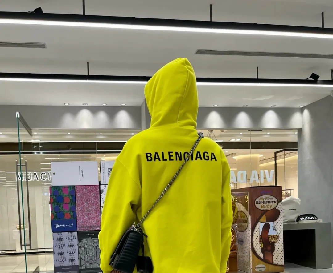 ♻️💯Reference model picture for the upper body❤️The top tested version of BALENCIAGA with large LOGO on the back and basic letters, pure cotton loose fit for male and female couples, the same fashion brand high-end hooded sweatshirt. The god of simplicity in Paris, a volume sought after by many stars. Lisa’s favorite basic short-sleeved Paris style, which has a very high appearance rate. Wear alone, paired with jeans, shorts, and sweatpants, it's a versatile style. Xiaohongshu, a hot item on INS, a must-have for Paris fans.  The printing uses white glue as a base, coupled with Kornit direct injection, which ensures the anchorage of the printing and machine washing without any pressure. However, everyone should pay attention to something. The printing of this model is not thick glue, and the printing surface is not shiny. Please pay attention to the importance of version. Don't make a pattern based on the pictures. If you don't have the original version, you won't be able to make it look one to one like the original version. At most, you can just make a look. It's just a piece of clothing without a soul. The fabric is made of 480g combed cotton terry fabric, and the threads and fabric are custom-woven and dyed in the same style, with no color difference.  A complete set of customized tags, collar tags, washed, plastic bags, and most importantly, a complete set of bags, tag codes, and codes are all authentic.  Color: Lemon Yellow Size: XS-L P:450