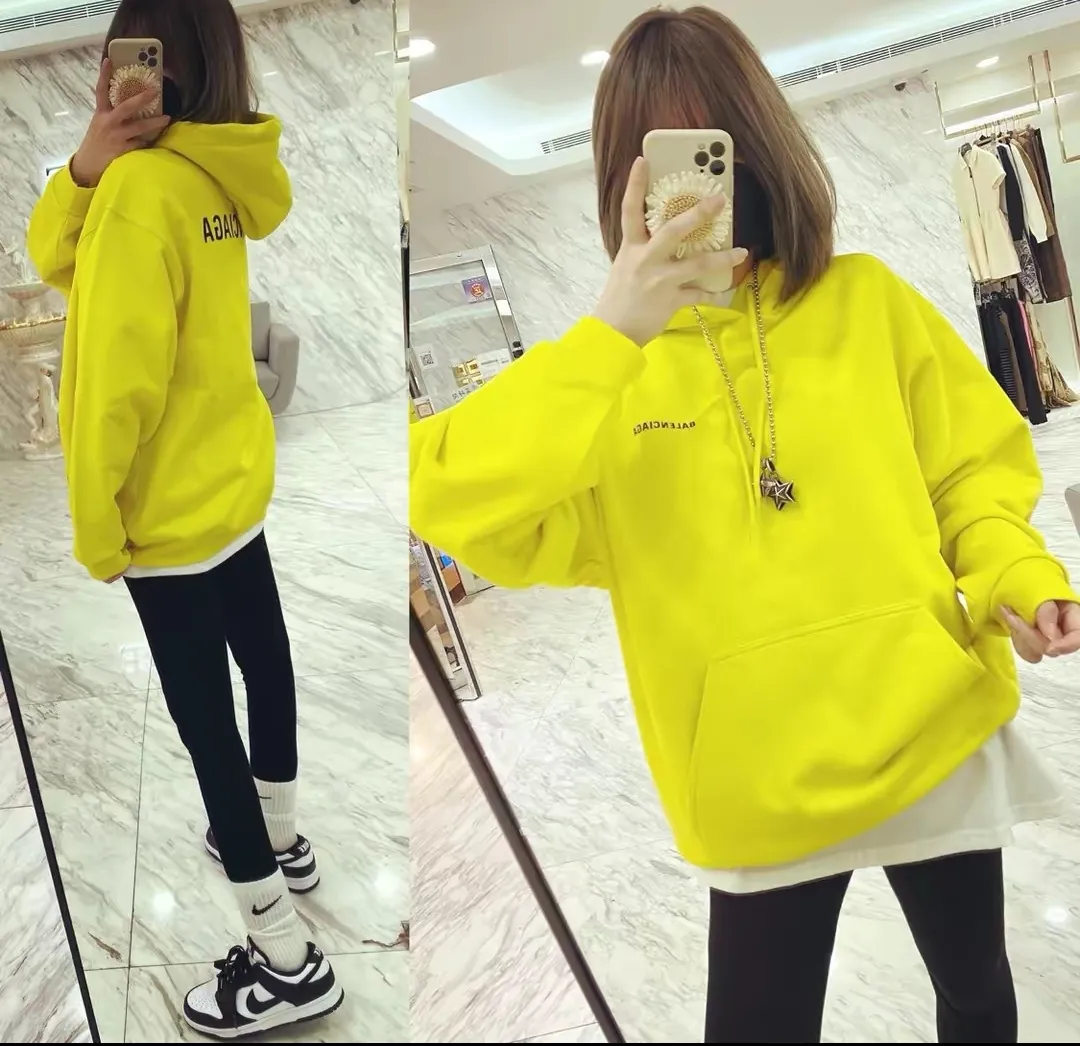 ♻️💯Reference model picture for the upper body❤️The top tested version of BALENCIAGA with large LOGO on the back and basic letters, pure cotton loose fit for male and female couples, the same fashion brand high-end hooded sweatshirt. The god of simplicity in Paris, a volume sought after by many stars. Lisa’s favorite basic short-sleeved Paris style, which has a very high appearance rate. Wear alone, paired with jeans, shorts, and sweatpants, it's a versatile style. Xiaohongshu, a hot item on INS, a must-have for Paris fans.  The printing uses white glue as a base, coupled with Kornit direct injection, which ensures the anchorage of the printing and machine washing without any pressure. However, everyone should pay attention to something. The printing of this model is not thick glue, and the printing surface is not shiny. Please pay attention to the importance of version. Don't make a pattern based on the pictures. If you don't have the original version, you won't be able to make it look one to one like the original version. At most, you can just make a look. It's just a piece of clothing without a soul. The fabric is made of 480g combed cotton terry fabric, and the threads and fabric are custom-woven and dyed in the same style, with no color difference.  A complete set of customized tags, collar tags, washed, plastic bags, and most importantly, a complete set of bags, tag codes, and codes are all authentic.  Color: Lemon Yellow Size: XS-L P:450