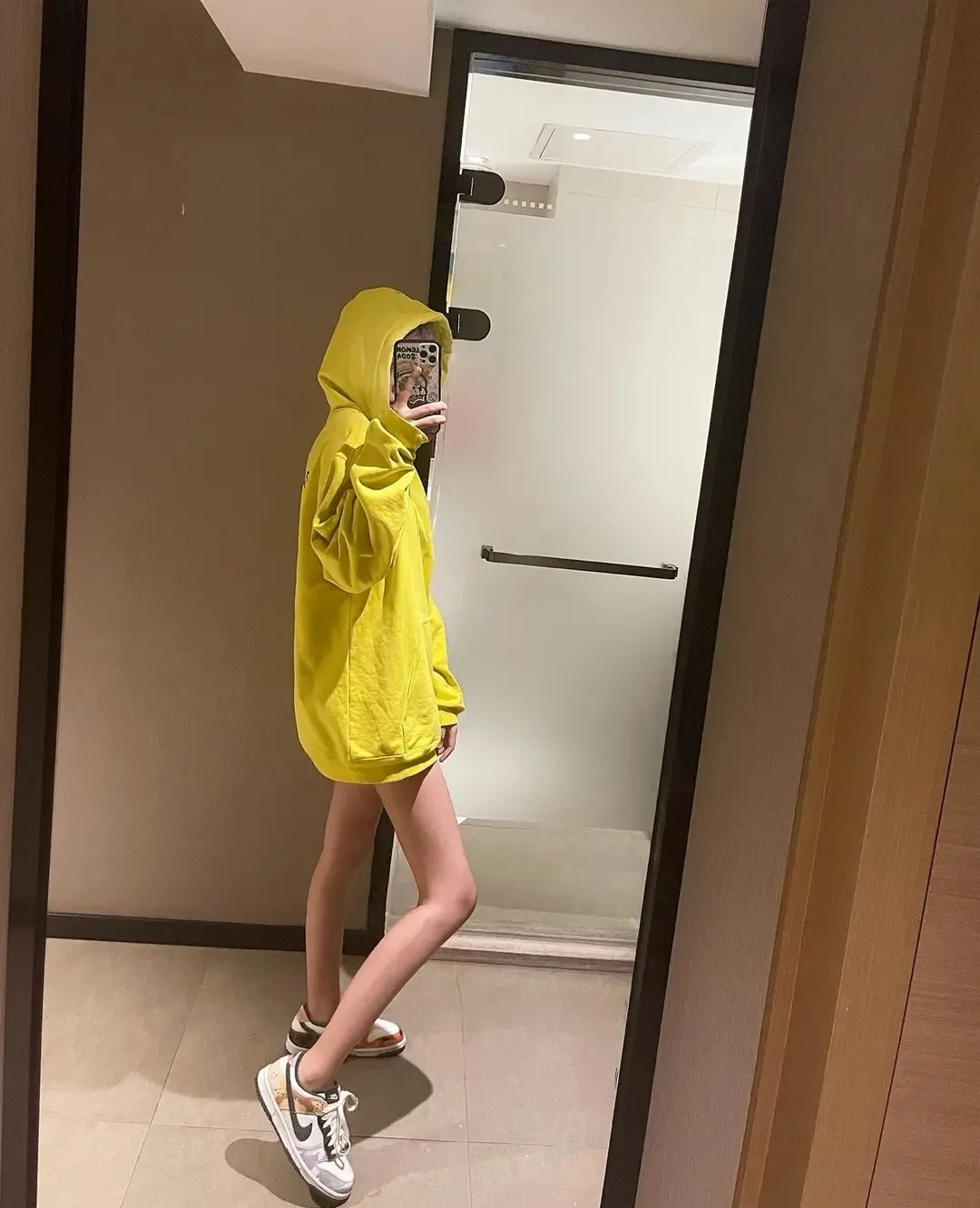 ♻️💯Reference model picture for the upper body❤️The top tested version of BALENCIAGA with large LOGO on the back and basic letters, pure cotton loose fit for male and female couples, the same fashion brand high-end hooded sweatshirt. The god of simplicity in Paris, a volume sought after by many stars. Lisa’s favorite basic short-sleeved Paris style, which has a very high appearance rate. Wear alone, paired with jeans, shorts, and sweatpants, it's a versatile style. Xiaohongshu, a hot item on INS, a must-have for Paris fans.  The printing uses white glue as a base, coupled with Kornit direct injection, which ensures the anchorage of the printing and machine washing without any pressure. However, everyone should pay attention to something. The printing of this model is not thick glue, and the printing surface is not shiny. Please pay attention to the importance of version. Don't make a pattern based on the pictures. If you don't have the original version, you won't be able to make it look one to one like the original version. At most, you can just make a look. It's just a piece of clothing without a soul. The fabric is made of 480g combed cotton terry fabric, and the threads and fabric are custom-woven and dyed in the same style, with no color difference.  A complete set of customized tags, collar tags, washed, plastic bags, and most importantly, a complete set of bags, tag codes, and codes are all authentic.  Color: Lemon Yellow Size: XS-L P:450