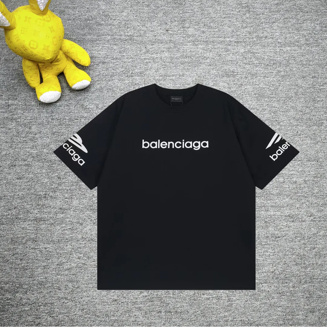 Top tested version BALENCIAGA/balenciaga 2024 SS large LOGO printed ski series short-sleeved T-shirt ✅No.1 quality in this market, real ceiling quality ✅All original development pay attention to detail pictures to avoid mixed distribution of stolen pictures by merchants ✅Correct 260g custom-woven and dyed double yarn pure cotton fabric, custom-dyed threads without color difference ✅Correct imported material printing, Conley machine white ink direct injection process, letters are clear and three-dimensional, firm and do not fall off ✅Overweight process, consistent with the original version Differentiating market currency, here is an explanation of why mine is a little more expensive than others, 1. It seems to be simple printing or embroidery, but it is not simple at all. 10000% imported machine restoration is not just a lip service. You are welcome to compare with peers. 2. Each model is produced by the company. The details of the workmanship and fabrics are consistent with the original ones. There is no color difference between the ones at the counters. Re-engraving is not scary. Whoever is fake is embarrassed. It’s not shameful to make a replica, it’s shameful if you can’t buy the correct version if you make a replica. 3. Note that the threaded collars are all original collars of certain countries and regions, with high wrapping. The width of the neckline and cabinets are accurate to the millimeter. Thick necklines are not easy to deform. The collars of high-end products are all restored cabinets. They are different from the big collars in the world. Ordinary garbage short-sleeves are printed with a print. The clavicle of the upper body is exposed. Please be patient. Customers who have bought genuine products or have seen genuine products will come back to place orders again. This is quality. This is quality. 4. Different styles of washed wheat main wheat, including imported wheat, have different colors and codes. Really restore the counter. As we all know, Balenciaga has different English or different colors on the collar labels of each quarter. This distinguishes the fast food products with the same common main wheat washed wheat. 5. Pay attention to the workmanship. The stitching at the neckline has no folds, smooth and natural without overlapping lines, and truly restores this. This is something that many people cannot do. 6. The fabric is made of 260g Paris-specific double yarn. No one can make better fabrics than my family. There's really no way to compare it with the ordinary version on the market. Respect it. It's genuine and costs thousands of dollars anyway. Don't buy street stalls. Quality 7. The workmanship is fully restored. The packaging is fully restored. The cost is huge. 8. I guarantee here that this is the highest quality you can find. Color: Black Size: XS--L P:260