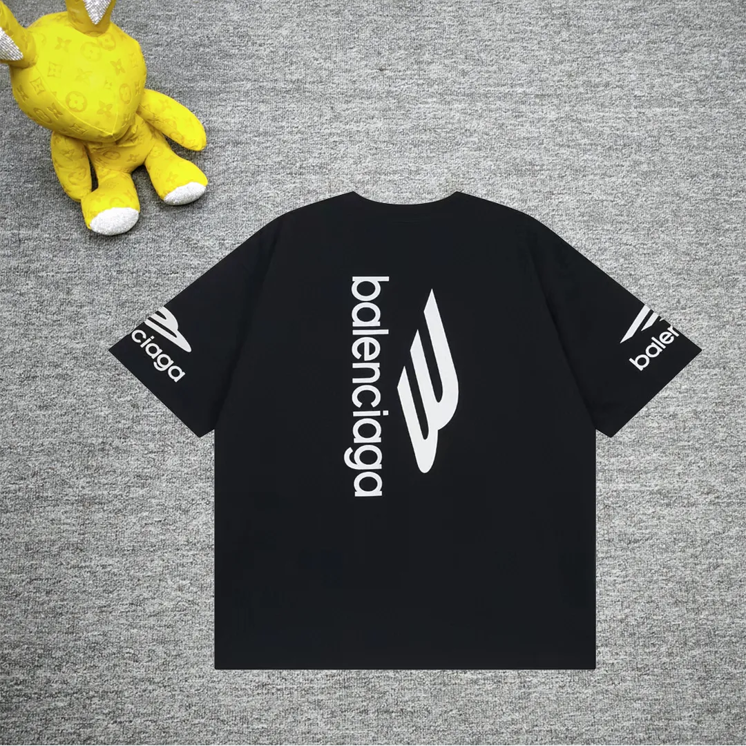 Top tested version BALENCIAGA/balenciaga 2024 SS large LOGO printed ski series short-sleeved T-shirt ✅No.1 quality in this market, real ceiling quality ✅All original development pay attention to detail pictures to avoid mixed distribution of stolen pictures by merchants ✅Correct 260g custom-woven and dyed double yarn pure cotton fabric, custom-dyed threads without color difference ✅Correct imported material printing, Conley machine white ink direct injection process, letters are clear and three-dimensional, firm and do not fall off ✅Overweight process, consistent with the original version Differentiating market currency, here is an explanation of why mine is a little more expensive than others, 1. It seems to be simple printing or embroidery, but it is not simple at all. 10000% imported machine restoration is not just a lip service. You are welcome to compare with peers. 2. Each model is produced by the company. The details of the workmanship and fabrics are consistent with the original ones. There is no color difference between the ones at the counters. Re-engraving is not scary. Whoever is fake is embarrassed. It’s not shameful to make a replica, it’s shameful if you can’t buy the correct version if you make a replica. 3. Note that the threaded collars are all original collars of certain countries and regions, with high wrapping. The width of the neckline and cabinets are accurate to the millimeter. Thick necklines are not easy to deform. The collars of high-end products are all restored cabinets. They are different from the big collars in the world. Ordinary garbage short-sleeves are printed with a print. The clavicle of the upper body is exposed. Please be patient. Customers who have bought genuine products or have seen genuine products will come back to place orders again. This is quality. This is quality. 4. Different styles of washed wheat main wheat, including imported wheat, have different colors and codes. Really restore the counter. As we all know, Balenciaga has different English or different colors on the collar labels of each quarter. This distinguishes the fast food products with the same common main wheat washed wheat. 5. Pay attention to the workmanship. The stitching at the neckline has no folds, smooth and natural without overlapping lines, and truly restores this. This is something that many people cannot do. 6. The fabric is made of 260g Paris-specific double yarn. No one can make better fabrics than my family. There's really no way to compare it with the ordinary version on the market. Respect it. It's genuine and costs thousands of dollars anyway. Don't buy street stalls. Quality 7. The workmanship is fully restored. The packaging is fully restored. The cost is huge. 8. I guarantee here that this is the highest quality you can find. Color: Black Size: XS--L P:260