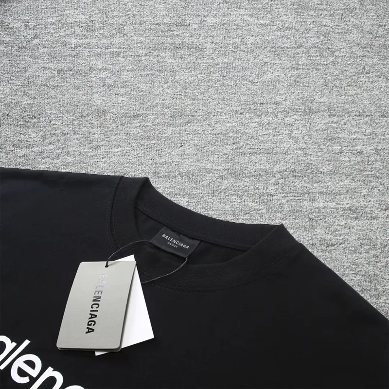 Top tested version BALENCIAGA/balenciaga 2024 SS large LOGO printed ski series short-sleeved T-shirt ✅No.1 quality in this market, real ceiling quality ✅All original development pay attention to detail pictures to avoid mixed distribution of stolen pictures by merchants ✅Correct 260g custom-woven and dyed double yarn pure cotton fabric, custom-dyed threads without color difference ✅Correct imported material printing, Conley machine white ink direct injection process, letters are clear and three-dimensional, firm and do not fall off ✅Overweight process, consistent with the original version Differentiating market currency, here is an explanation of why mine is a little more expensive than others, 1. It seems to be simple printing or embroidery, but it is not simple at all. 10000% imported machine restoration is not just a lip service. You are welcome to compare with peers. 2. Each model is produced by the company. The details of the workmanship and fabrics are consistent with the original ones. There is no color difference between the ones at the counters. Re-engraving is not scary. Whoever is fake is embarrassed. It’s not shameful to make a replica, it’s shameful if you can’t buy the correct version if you make a replica. 3. Note that the threaded collars are all original collars of certain countries and regions, with high wrapping. The width of the neckline and cabinets are accurate to the millimeter. Thick necklines are not easy to deform. The collars of high-end products are all restored cabinets. They are different from the big collars in the world. Ordinary garbage short-sleeves are printed with a print. The clavicle of the upper body is exposed. Please be patient. Customers who have bought genuine products or have seen genuine products will come back to place orders again. This is quality. This is quality. 4. Different styles of washed wheat main wheat, including imported wheat, have different colors and codes. Really restore the counter. As we all know, Balenciaga has different English or different colors on the collar labels of each quarter. This distinguishes the fast food products with the same common main wheat washed wheat. 5. Pay attention to the workmanship. The stitching at the neckline has no folds, smooth and natural without overlapping lines, and truly restores this. This is something that many people cannot do. 6. The fabric is made of 260g Paris-specific double yarn. No one can make better fabrics than my family. There's really no way to compare it with the ordinary version on the market. Respect it. It's genuine and costs thousands of dollars anyway. Don't buy street stalls. Quality 7. The workmanship is fully restored. The packaging is fully restored. The cost is huge. 8. I guarantee here that this is the highest quality you can find. Color: Black Size: XS--L P:260