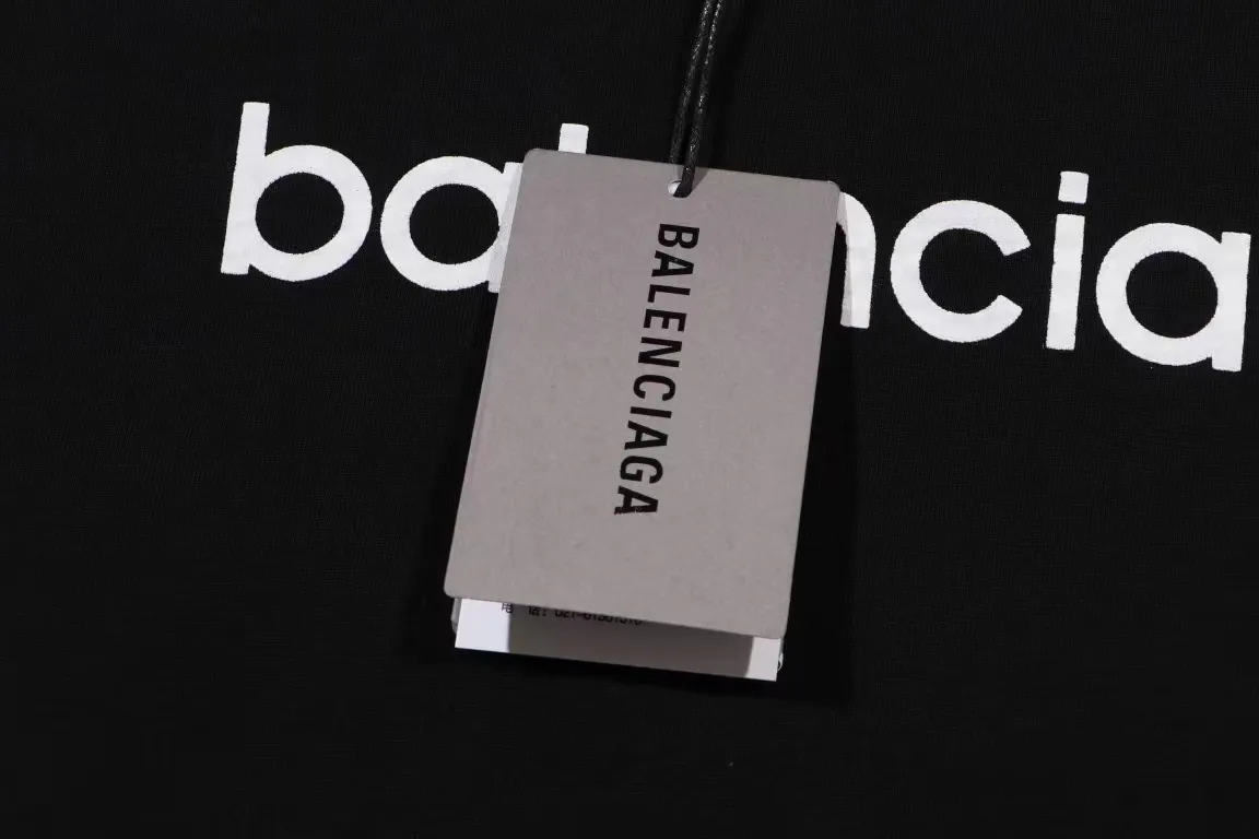 Top tested version BALENCIAGA/balenciaga 2024 SS large LOGO printed ski series short-sleeved T-shirt ✅No.1 quality in this market, real ceiling quality ✅All original development pay attention to detail pictures to avoid mixed distribution of stolen pictures by merchants ✅Correct 260g custom-woven and dyed double yarn pure cotton fabric, custom-dyed threads without color difference ✅Correct imported material printing, Conley machine white ink direct injection process, letters are clear and three-dimensional, firm and do not fall off ✅Overweight process, consistent with the original version Differentiating market currency, here is an explanation of why mine is a little more expensive than others, 1. It seems to be simple printing or embroidery, but it is not simple at all. 10000% imported machine restoration is not just a lip service. You are welcome to compare with peers. 2. Each model is produced by the company. The details of the workmanship and fabrics are consistent with the original ones. There is no color difference between the ones at the counters. Re-engraving is not scary. Whoever is fake is embarrassed. It’s not shameful to make a replica, it’s shameful if you can’t buy the correct version if you make a replica. 3. Note that the threaded collars are all original collars of certain countries and regions, with high wrapping. The width of the neckline and cabinets are accurate to the millimeter. Thick necklines are not easy to deform. The collars of high-end products are all restored cabinets. They are different from the big collars in the world. Ordinary garbage short-sleeves are printed with a print. The clavicle of the upper body is exposed. Please be patient. Customers who have bought genuine products or have seen genuine products will come back to place orders again. This is quality. This is quality. 4. Different styles of washed wheat main wheat, including imported wheat, have different colors and codes. Really restore the counter. As we all know, Balenciaga has different English or different colors on the collar labels of each quarter. This distinguishes the fast food products with the same common main wheat washed wheat. 5. Pay attention to the workmanship. The stitching at the neckline has no folds, smooth and natural without overlapping lines, and truly restores this. This is something that many people cannot do. 6. The fabric is made of 260g Paris-specific double yarn. No one can make better fabrics than my family. There's really no way to compare it with the ordinary version on the market. Respect it. It's genuine and costs thousands of dollars anyway. Don't buy street stalls. Quality 7. The workmanship is fully restored. The packaging is fully restored. The cost is huge. 8. I guarantee here that this is the highest quality you can find. Color: Black Size: XS--L P:260