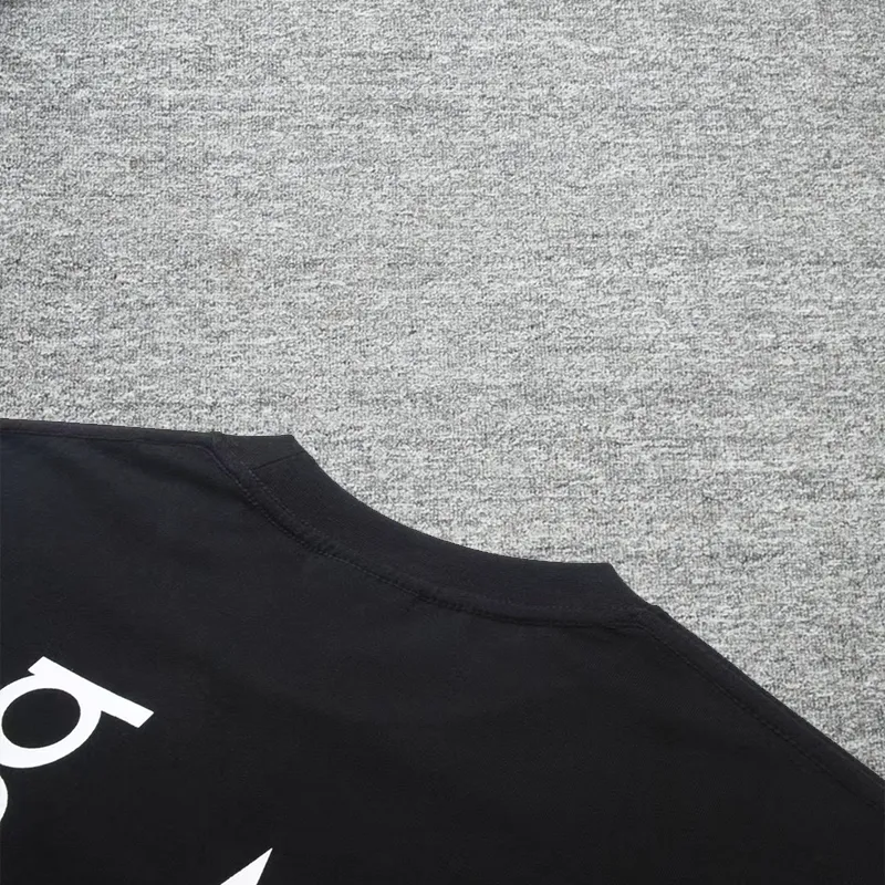 Top tested version BALENCIAGA/balenciaga 2024 SS large LOGO printed ski series short-sleeved T-shirt ✅No.1 quality in this market, real ceiling quality ✅All original development pay attention to detail pictures to avoid mixed distribution of stolen pictures by merchants ✅Correct 260g custom-woven and dyed double yarn pure cotton fabric, custom-dyed threads without color difference ✅Correct imported material printing, Conley machine white ink direct injection process, letters are clear and three-dimensional, firm and do not fall off ✅Overweight process, consistent with the original version Differentiating market currency, here is an explanation of why mine is a little more expensive than others, 1. It seems to be simple printing or embroidery, but it is not simple at all. 10000% imported machine restoration is not just a lip service. You are welcome to compare with peers. 2. Each model is produced by the company. The details of the workmanship and fabrics are consistent with the original ones. There is no color difference between the ones at the counters. Re-engraving is not scary. Whoever is fake is embarrassed. It’s not shameful to make a replica, it’s shameful if you can’t buy the correct version if you make a replica. 3. Note that the threaded collars are all original collars of certain countries and regions, with high wrapping. The width of the neckline and cabinets are accurate to the millimeter. Thick necklines are not easy to deform. The collars of high-end products are all restored cabinets. They are different from the big collars in the world. Ordinary garbage short-sleeves are printed with a print. The clavicle of the upper body is exposed. Please be patient. Customers who have bought genuine products or have seen genuine products will come back to place orders again. This is quality. This is quality. 4. Different styles of washed wheat main wheat, including imported wheat, have different colors and codes. Really restore the counter. As we all know, Balenciaga has different English or different colors on the collar labels of each quarter. This distinguishes the fast food products with the same common main wheat washed wheat. 5. Pay attention to the workmanship. The stitching at the neckline has no folds, smooth and natural without overlapping lines, and truly restores this. This is something that many people cannot do. 6. The fabric is made of 260g Paris-specific double yarn. No one can make better fabrics than my family. There's really no way to compare it with the ordinary version on the market. Respect it. It's genuine and costs thousands of dollars anyway. Don't buy street stalls. Quality 7. The workmanship is fully restored. The packaging is fully restored. The cost is huge. 8. I guarantee here that this is the highest quality you can find. Color: Black Size: XS--L P:260
