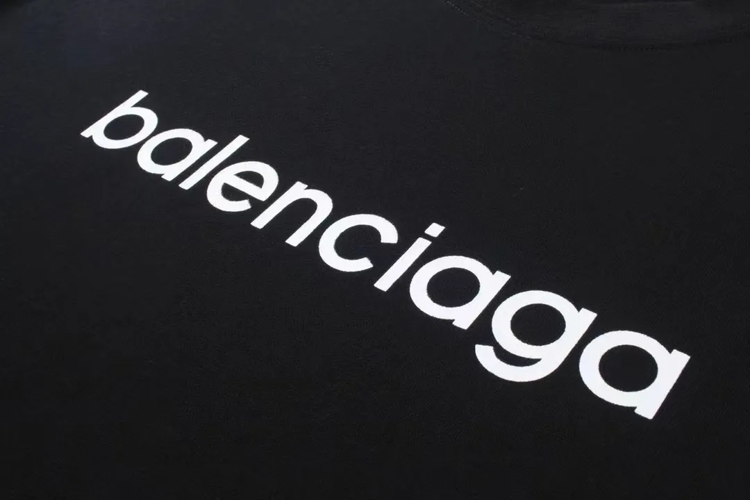 Top tested version BALENCIAGA/balenciaga 2024 SS large LOGO printed ski series short-sleeved T-shirt ✅No.1 quality in this market, real ceiling quality ✅All original development pay attention to detail pictures to avoid mixed distribution of stolen pictures by merchants ✅Correct 260g custom-woven and dyed double yarn pure cotton fabric, custom-dyed threads without color difference ✅Correct imported material printing, Conley machine white ink direct injection process, letters are clear and three-dimensional, firm and do not fall off ✅Overweight process, consistent with the original version Differentiating market currency, here is an explanation of why mine is a little more expensive than others, 1. It seems to be simple printing or embroidery, but it is not simple at all. 10000% imported machine restoration is not just a lip service. You are welcome to compare with peers. 2. Each model is produced by the company. The details of the workmanship and fabrics are consistent with the original ones. There is no color difference between the ones at the counters. Re-engraving is not scary. Whoever is fake is embarrassed. It’s not shameful to make a replica, it’s shameful if you can’t buy the correct version if you make a replica. 3. Note that the threaded collars are all original collars of certain countries and regions, with high wrapping. The width of the neckline and cabinets are accurate to the millimeter. Thick necklines are not easy to deform. The collars of high-end products are all restored cabinets. They are different from the big collars in the world. Ordinary garbage short-sleeves are printed with a print. The clavicle of the upper body is exposed. Please be patient. Customers who have bought genuine products or have seen genuine products will come back to place orders again. This is quality. This is quality. 4. Different styles of washed wheat main wheat, including imported wheat, have different colors and codes. Really restore the counter. As we all know, Balenciaga has different English or different colors on the collar labels of each quarter. This distinguishes the fast food products with the same common main wheat washed wheat. 5. Pay attention to the workmanship. The stitching at the neckline has no folds, smooth and natural without overlapping lines, and truly restores this. This is something that many people cannot do. 6. The fabric is made of 260g Paris-specific double yarn. No one can make better fabrics than my family. There's really no way to compare it with the ordinary version on the market. Respect it. It's genuine and costs thousands of dollars anyway. Don't buy street stalls. Quality 7. The workmanship is fully restored. The packaging is fully restored. The cost is huge. 8. I guarantee here that this is the highest quality you can find. Color: Black Size: XS--L P:260