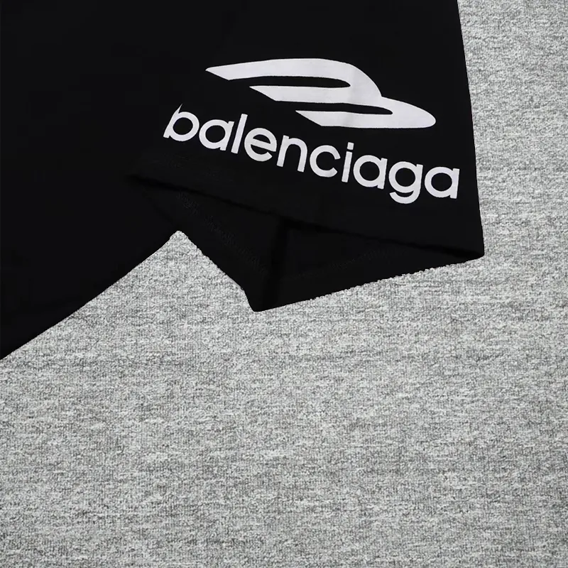 Top tested version BALENCIAGA/balenciaga 2024 SS large LOGO printed ski series short-sleeved T-shirt ✅No.1 quality in this market, real ceiling quality ✅All original development pay attention to detail pictures to avoid mixed distribution of stolen pictures by merchants ✅Correct 260g custom-woven and dyed double yarn pure cotton fabric, custom-dyed threads without color difference ✅Correct imported material printing, Conley machine white ink direct injection process, letters are clear and three-dimensional, firm and do not fall off ✅Overweight process, consistent with the original version Differentiating market currency, here is an explanation of why mine is a little more expensive than others, 1. It seems to be simple printing or embroidery, but it is not simple at all. 10000% imported machine restoration is not just a lip service. You are welcome to compare with peers. 2. Each model is produced by the company. The details of the workmanship and fabrics are consistent with the original ones. There is no color difference between the ones at the counters. Re-engraving is not scary. Whoever is fake is embarrassed. It’s not shameful to make a replica, it’s shameful if you can’t buy the correct version if you make a replica. 3. Note that the threaded collars are all original collars of certain countries and regions, with high wrapping. The width of the neckline and cabinets are accurate to the millimeter. Thick necklines are not easy to deform. The collars of high-end products are all restored cabinets. They are different from the big collars in the world. Ordinary garbage short-sleeves are printed with a print. The clavicle of the upper body is exposed. Please be patient. Customers who have bought genuine products or have seen genuine products will come back to place orders again. This is quality. This is quality. 4. Different styles of washed wheat main wheat, including imported wheat, have different colors and codes. Really restore the counter. As we all know, Balenciaga has different English or different colors on the collar labels of each quarter. This distinguishes the fast food products with the same common main wheat washed wheat. 5. Pay attention to the workmanship. The stitching at the neckline has no folds, smooth and natural without overlapping lines, and truly restores this. This is something that many people cannot do. 6. The fabric is made of 260g Paris-specific double yarn. No one can make better fabrics than my family. There's really no way to compare it with the ordinary version on the market. Respect it. It's genuine and costs thousands of dollars anyway. Don't buy street stalls. Quality 7. The workmanship is fully restored. The packaging is fully restored. The cost is huge. 8. I guarantee here that this is the highest quality you can find. Color: Black Size: XS--L P:260