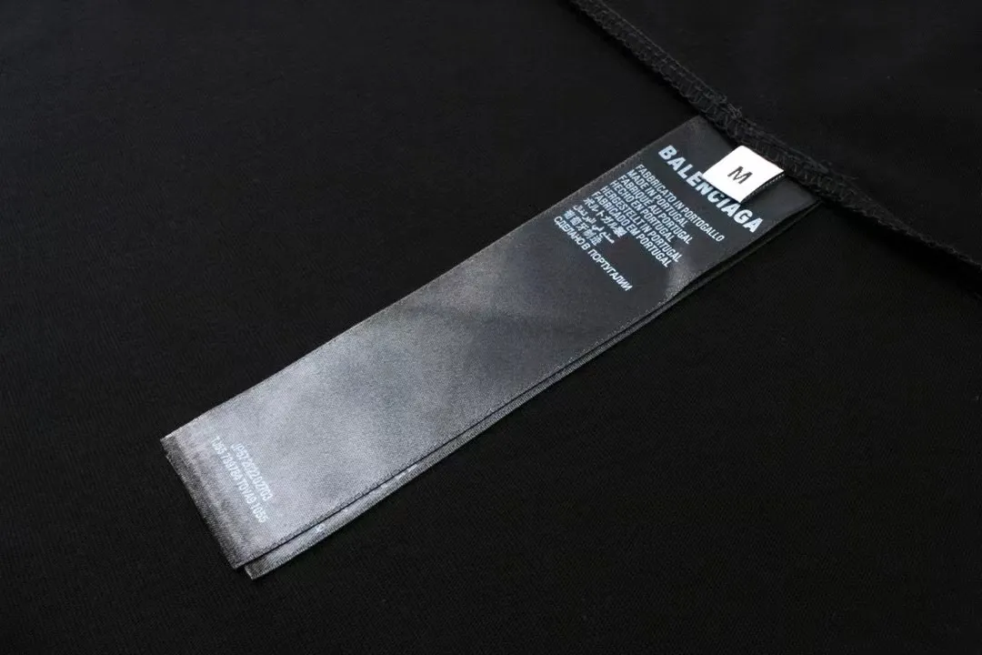 Top tested version BALENCIAGA/balenciaga 2024 SS large LOGO printed ski series short-sleeved T-shirt ✅No.1 quality in this market, real ceiling quality ✅All original development pay attention to detail pictures to avoid mixed distribution of stolen pictures by merchants ✅Correct 260g custom-woven and dyed double yarn pure cotton fabric, custom-dyed threads without color difference ✅Correct imported material printing, Conley machine white ink direct injection process, letters are clear and three-dimensional, firm and do not fall off ✅Overweight process, consistent with the original version Differentiating market currency, here is an explanation of why mine is a little more expensive than others, 1. It seems to be simple printing or embroidery, but it is not simple at all. 10000% imported machine restoration is not just a lip service. You are welcome to compare with peers. 2. Each model is produced by the company. The details of the workmanship and fabrics are consistent with the original ones. There is no color difference between the ones at the counters. Re-engraving is not scary. Whoever is fake is embarrassed. It’s not shameful to make a replica, it’s shameful if you can’t buy the correct version if you make a replica. 3. Note that the threaded collars are all original collars of certain countries and regions, with high wrapping. The width of the neckline and cabinets are accurate to the millimeter. Thick necklines are not easy to deform. The collars of high-end products are all restored cabinets. They are different from the big collars in the world. Ordinary garbage short-sleeves are printed with a print. The clavicle of the upper body is exposed. Please be patient. Customers who have bought genuine products or have seen genuine products will come back to place orders again. This is quality. This is quality. 4. Different styles of washed wheat main wheat, including imported wheat, have different colors and codes. Really restore the counter. As we all know, Balenciaga has different English or different colors on the collar labels of each quarter. This distinguishes the fast food products with the same common main wheat washed wheat. 5. Pay attention to the workmanship. The stitching at the neckline has no folds, smooth and natural without overlapping lines, and truly restores this. This is something that many people cannot do. 6. The fabric is made of 260g Paris-specific double yarn. No one can make better fabrics than my family. There's really no way to compare it with the ordinary version on the market. Respect it. It's genuine and costs thousands of dollars anyway. Don't buy street stalls. Quality 7. The workmanship is fully restored. The packaging is fully restored. The cost is huge. 8. I guarantee here that this is the highest quality you can find. Color: Black Size: XS--L P:260