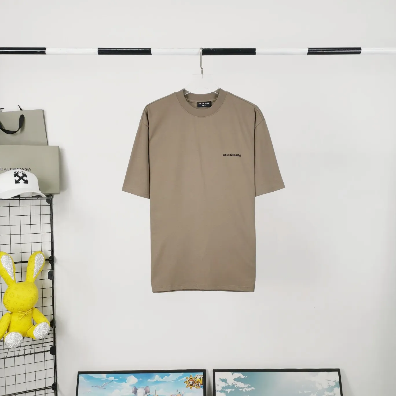 [New arrival] The top tried and tested version of BALENCIAGA with large LOGO basic letters on the back, pure cotton loose fit for male and female couples, the same fashion brand high-end embroidered pure cotton short-sleeved T-shirt. The god of simplicity in Paris, a volume sought after by many stars. Lisa’s favorite basic short-sleeved Paris style, which has a very high appearance rate. Wear alone, paired with jeans, shorts, and sweatpants, it's a versatile style. Xiaohongshu, a hot item on INS, a must-have for Paris fans.  Using Tajima embroidery technology imported from Japan, the printing looks very three-dimensional and full, with no threads. Regardless of the size, the front and back letters can be expressed perfectly! The fabric is made of 32S 260g combed cotton fabric, which is full of drape!  A complete set of customized tags, collar tags, washed, plastic bags, and most importantly, a complete set of bags, tag codes, and codes are all authentic.  Color: mint green dark gray Size: XS-L