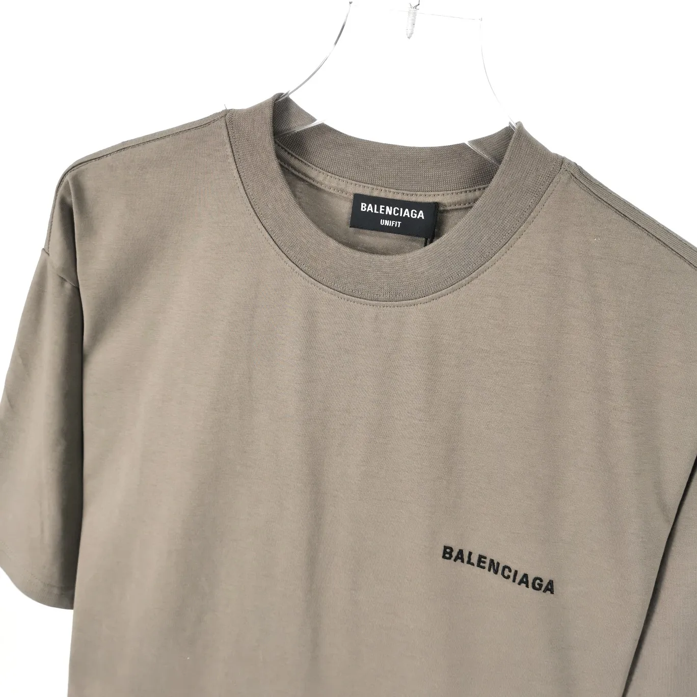 [New arrival] The top tried and tested version of BALENCIAGA with large LOGO basic letters on the back, pure cotton loose fit for male and female couples, the same fashion brand high-end embroidered pure cotton short-sleeved T-shirt. The god of simplicity in Paris, a volume sought after by many stars. Lisa’s favorite basic short-sleeved Paris style, which has a very high appearance rate. Wear alone, paired with jeans, shorts, and sweatpants, it's a versatile style. Xiaohongshu, a hot item on INS, a must-have for Paris fans.  Using Tajima embroidery technology imported from Japan, the printing looks very three-dimensional and full, with no threads. Regardless of the size, the front and back letters can be expressed perfectly! The fabric is made of 32S 260g combed cotton fabric, which is full of drape!  A complete set of customized tags, collar tags, washed, plastic bags, and most importantly, a complete set of bags, tag codes, and codes are all authentic.  Color: mint green dark gray Size: XS-L