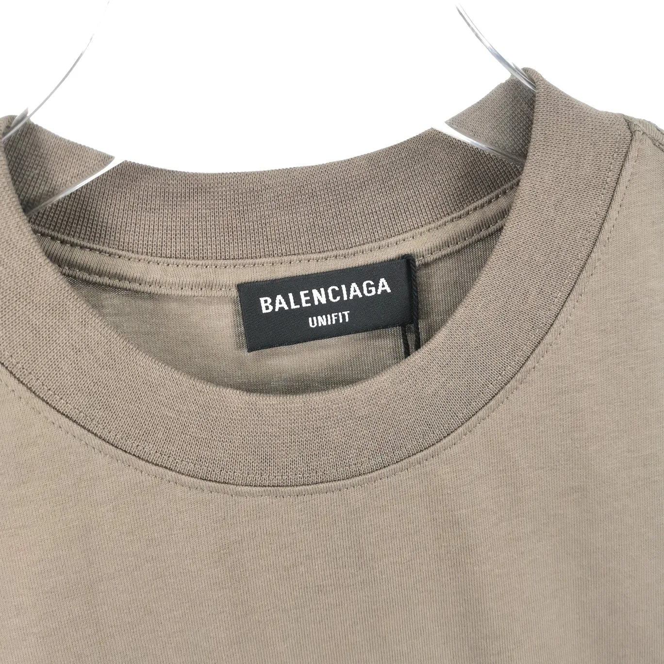 [New arrival] The top tried and tested version of BALENCIAGA with large LOGO basic letters on the back, pure cotton loose fit for male and female couples, the same fashion brand high-end embroidered pure cotton short-sleeved T-shirt. The god of simplicity in Paris, a volume sought after by many stars. Lisa’s favorite basic short-sleeved Paris style, which has a very high appearance rate. Wear alone, paired with jeans, shorts, and sweatpants, it's a versatile style. Xiaohongshu, a hot item on INS, a must-have for Paris fans.  Using Tajima embroidery technology imported from Japan, the printing looks very three-dimensional and full, with no threads. Regardless of the size, the front and back letters can be expressed perfectly! The fabric is made of 32S 260g combed cotton fabric, which is full of drape!  A complete set of customized tags, collar tags, washed, plastic bags, and most importantly, a complete set of bags, tag codes, and codes are all authentic.  Color: mint green dark gray Size: XS-L