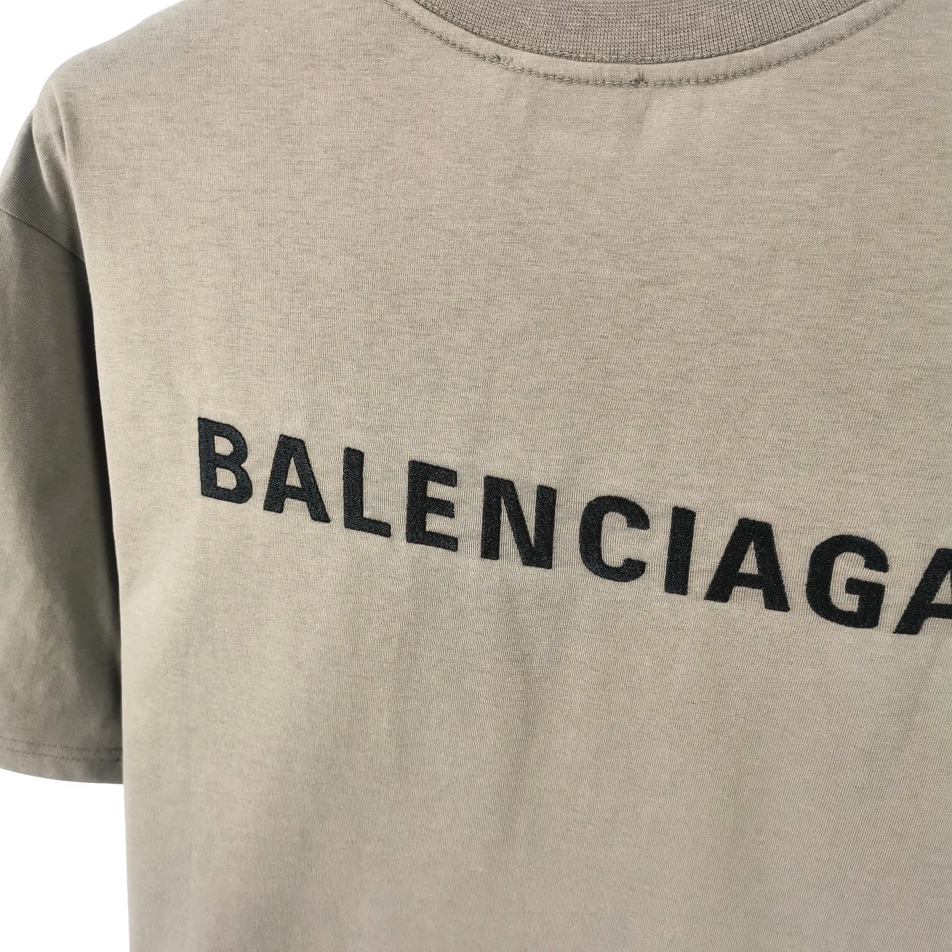 [New arrival] The top tried and tested version of BALENCIAGA with large LOGO basic letters on the back, pure cotton loose fit for male and female couples, the same fashion brand high-end embroidered pure cotton short-sleeved T-shirt. The god of simplicity in Paris, a volume sought after by many stars. Lisa’s favorite basic short-sleeved Paris style, which has a very high appearance rate. Wear alone, paired with jeans, shorts, and sweatpants, it's a versatile style. Xiaohongshu, a hot item on INS, a must-have for Paris fans.  Using Tajima embroidery technology imported from Japan, the printing looks very three-dimensional and full, with no threads. Regardless of the size, the front and back letters can be expressed perfectly! The fabric is made of 32S 260g combed cotton fabric, which is full of drape!  A complete set of customized tags, collar tags, washed, plastic bags, and most importantly, a complete set of bags, tag codes, and codes are all authentic.  Color: mint green dark gray Size: XS-L