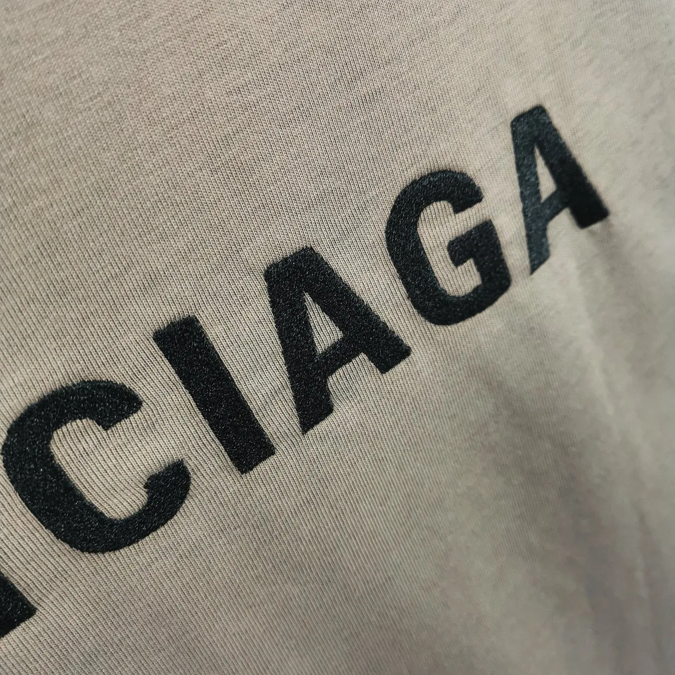 [New arrival] The top tried and tested version of BALENCIAGA with large LOGO basic letters on the back, pure cotton loose fit for male and female couples, the same fashion brand high-end embroidered pure cotton short-sleeved T-shirt. The god of simplicity in Paris, a volume sought after by many stars. Lisa’s favorite basic short-sleeved Paris style, which has a very high appearance rate. Wear alone, paired with jeans, shorts, and sweatpants, it's a versatile style. Xiaohongshu, a hot item on INS, a must-have for Paris fans.  Using Tajima embroidery technology imported from Japan, the printing looks very three-dimensional and full, with no threads. Regardless of the size, the front and back letters can be expressed perfectly! The fabric is made of 32S 260g combed cotton fabric, which is full of drape!  A complete set of customized tags, collar tags, washed, plastic bags, and most importantly, a complete set of bags, tag codes, and codes are all authentic.  Color: mint green dark gray Size: XS-L