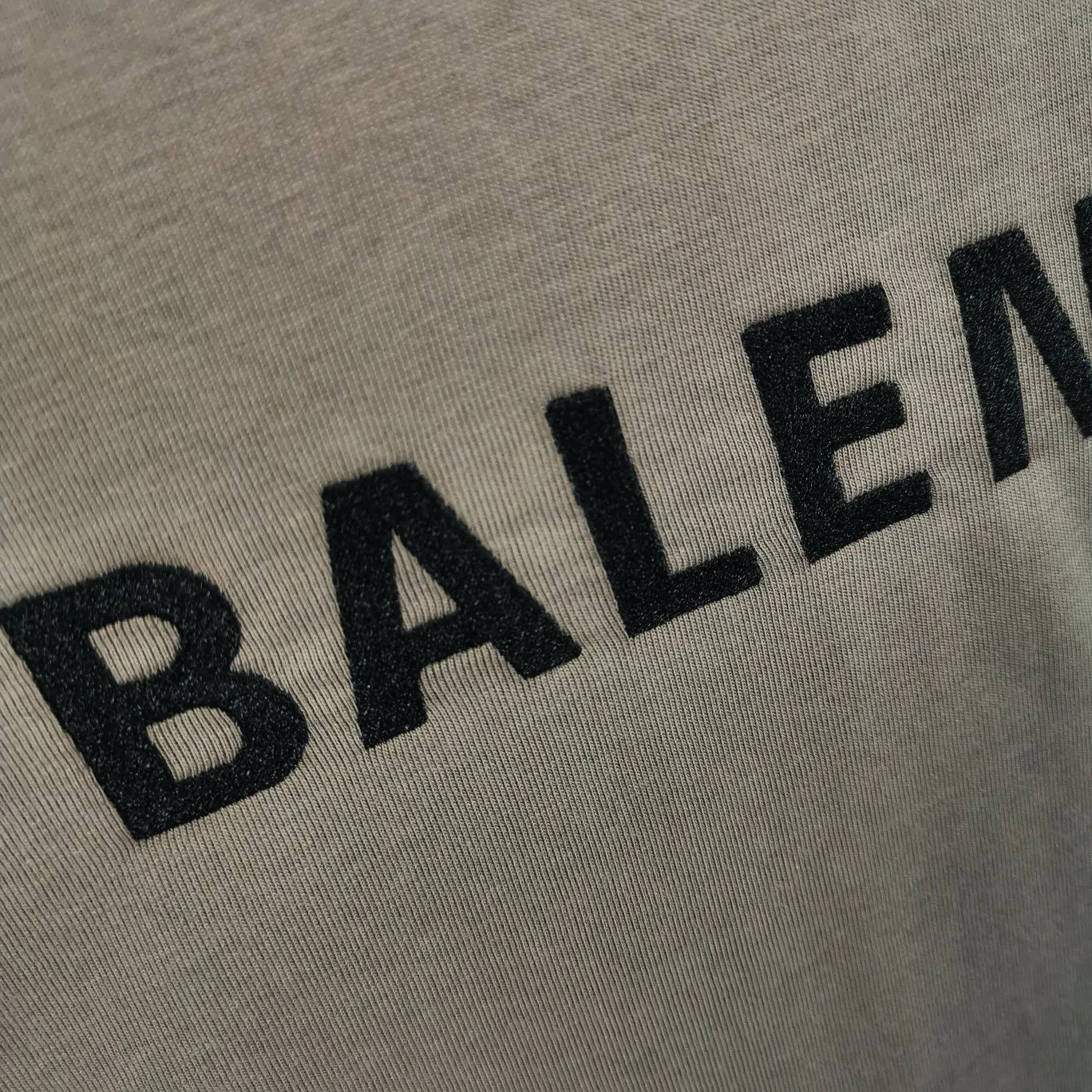 [New arrival] The top tried and tested version of BALENCIAGA with large LOGO basic letters on the back, pure cotton loose fit for male and female couples, the same fashion brand high-end embroidered pure cotton short-sleeved T-shirt. The god of simplicity in Paris, a volume sought after by many stars. Lisa’s favorite basic short-sleeved Paris style, which has a very high appearance rate. Wear alone, paired with jeans, shorts, and sweatpants, it's a versatile style. Xiaohongshu, a hot item on INS, a must-have for Paris fans.  Using Tajima embroidery technology imported from Japan, the printing looks very three-dimensional and full, with no threads. Regardless of the size, the front and back letters can be expressed perfectly! The fabric is made of 32S 260g combed cotton fabric, which is full of drape!  A complete set of customized tags, collar tags, washed, plastic bags, and most importantly, a complete set of bags, tag codes, and codes are all authentic.  Color: mint green dark gray Size: XS-L