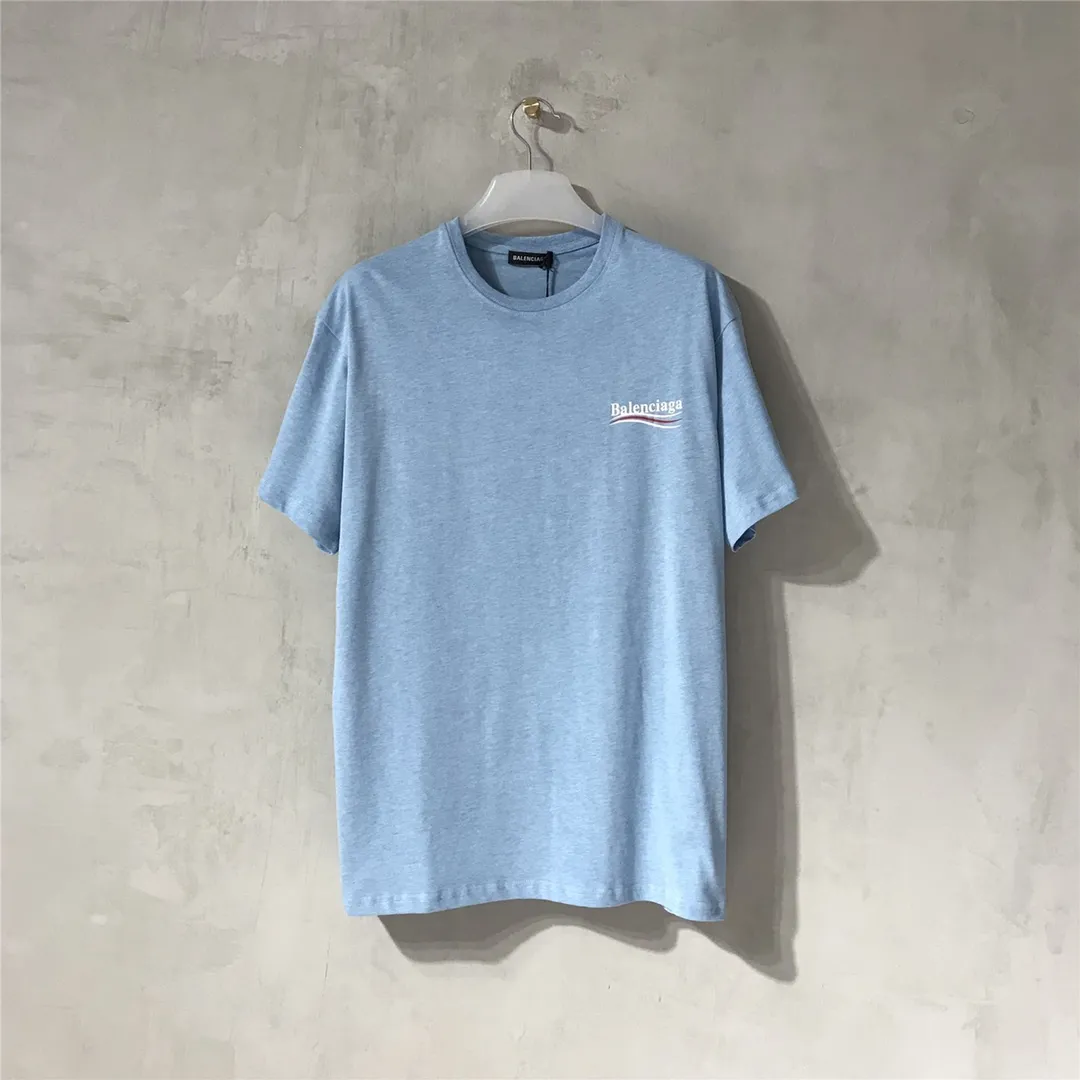 [Top tested version] Balenciaga Classic Loose Unisex Pure Cotton Short Sleeves by Balenciaga. Customized fabrics and printed accessories details are reproduced one to one. It is made of 280g cotton fabric with 32 count fine double cotton yarn plain weave, and the fabric surface is treated with dust-free woolen craftsmanship. The shoulder and chain seams are made of 0.8cm bundled strips inside, and the double chain stitching on the machine side is made of pure cotton. Here is an explanation of why I am dozens of yuan more expensive than others: 1. Each model is produced by the company. The detailed workmanship and fabrics are consistent with the genuine ones. There is no color difference between the ones at the counters. Guaranteed no color difference. Replicas are not scary. Whoever is fake is embarrassed. It’s not shameful to make a replica, it’s shameful if you can’t buy the correct version if you make a replica. All of my series can be found in all major places and will be absolutely stunning!  2. The fabric is made of 280g Paris-specific double yarn. No one can make better fabrics than mine. There is really no way to compare with the ordinary version on the market. Respect it. It is authentic and costs thousands of dollars. Don’t go for the quality of street stalls. 3. The workmanship has been restored in all aspects. The packaging has been restored in all aspects. 4. I guarantee here that this is the highest quality you can find. Size: XS-L Color: Haze Blue P:250