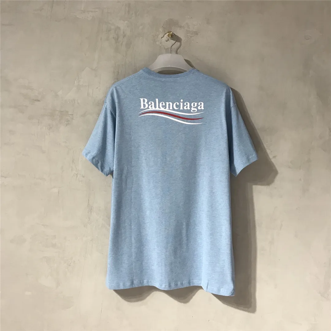 [Top tested version] Balenciaga Classic Loose Unisex Pure Cotton Short Sleeves by Balenciaga. Customized fabrics and printed accessories details are reproduced one to one. It is made of 280g cotton fabric with 32 count fine double cotton yarn plain weave, and the fabric surface is treated with dust-free woolen craftsmanship. The shoulder and chain seams are made of 0.8cm bundled strips inside, and the double chain stitching on the machine side is made of pure cotton. Here is an explanation of why I am dozens of yuan more expensive than others: 1. Each model is produced by the company. The detailed workmanship and fabrics are consistent with the genuine ones. There is no color difference between the ones at the counters. Guaranteed no color difference. Replicas are not scary. Whoever is fake is embarrassed. It’s not shameful to make a replica, it’s shameful if you can’t buy the correct version if you make a replica. All of my series can be found in all major places and will be absolutely stunning!  2. The fabric is made of 280g Paris-specific double yarn. No one can make better fabrics than mine. There is really no way to compare with the ordinary version on the market. Respect it. It is authentic and costs thousands of dollars. Don’t go for the quality of street stalls. 3. The workmanship has been restored in all aspects. The packaging has been restored in all aspects. 4. I guarantee here that this is the highest quality you can find. Size: XS-L Color: Haze Blue P:250