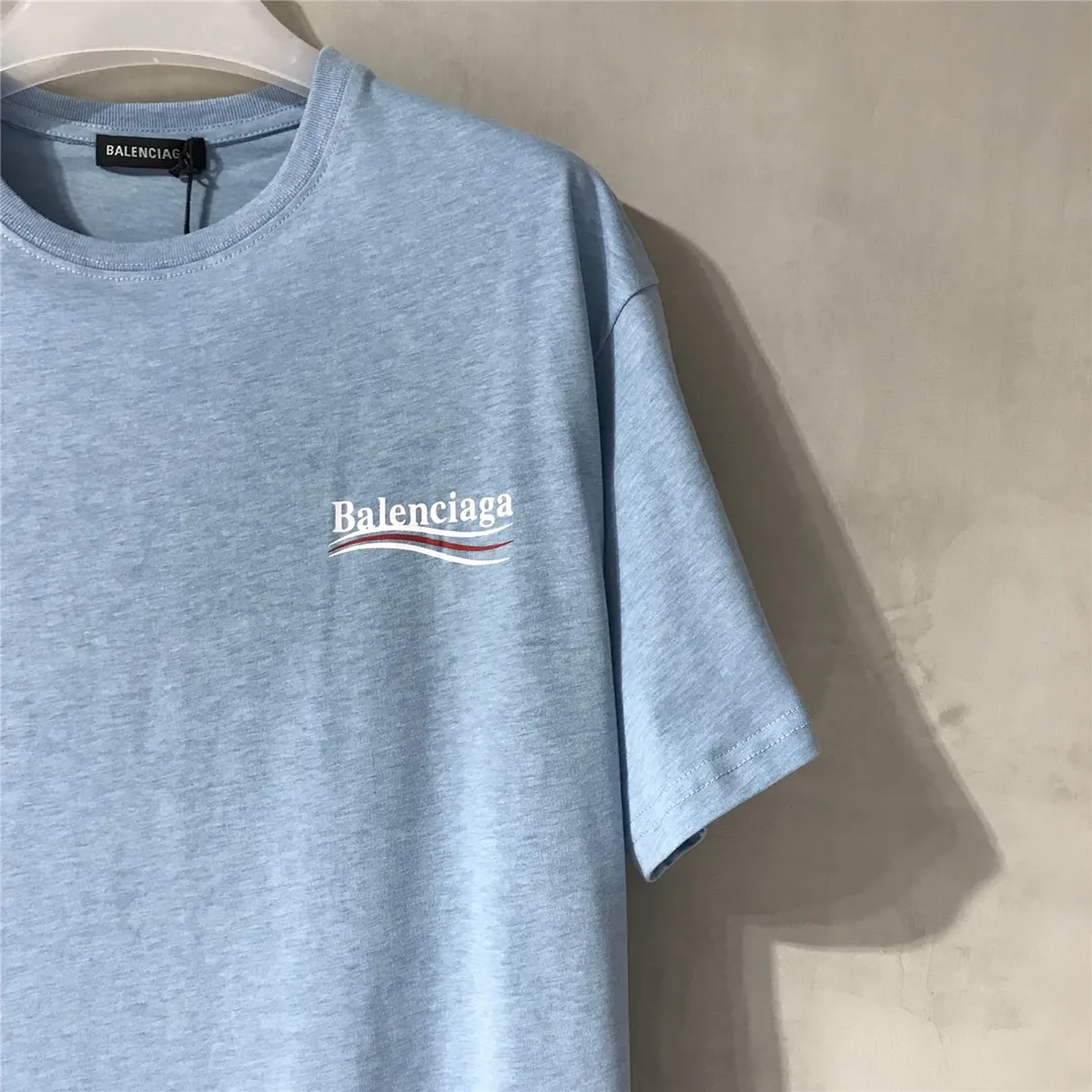 [Top tested version] Balenciaga Classic Loose Unisex Pure Cotton Short Sleeves by Balenciaga. Customized fabrics and printed accessories details are reproduced one to one. It is made of 280g cotton fabric with 32 count fine double cotton yarn plain weave, and the fabric surface is treated with dust-free woolen craftsmanship. The shoulder and chain seams are made of 0.8cm bundled strips inside, and the double chain stitching on the machine side is made of pure cotton. Here is an explanation of why I am dozens of yuan more expensive than others: 1. Each model is produced by the company. The detailed workmanship and fabrics are consistent with the genuine ones. There is no color difference between the ones at the counters. Guaranteed no color difference. Replicas are not scary. Whoever is fake is embarrassed. It’s not shameful to make a replica, it’s shameful if you can’t buy the correct version if you make a replica. All of my series can be found in all major places and will be absolutely stunning!  2. The fabric is made of 280g Paris-specific double yarn. No one can make better fabrics than mine. There is really no way to compare with the ordinary version on the market. Respect it. It is authentic and costs thousands of dollars. Don’t go for the quality of street stalls. 3. The workmanship has been restored in all aspects. The packaging has been restored in all aspects. 4. I guarantee here that this is the highest quality you can find. Size: XS-L Color: Haze Blue P:250