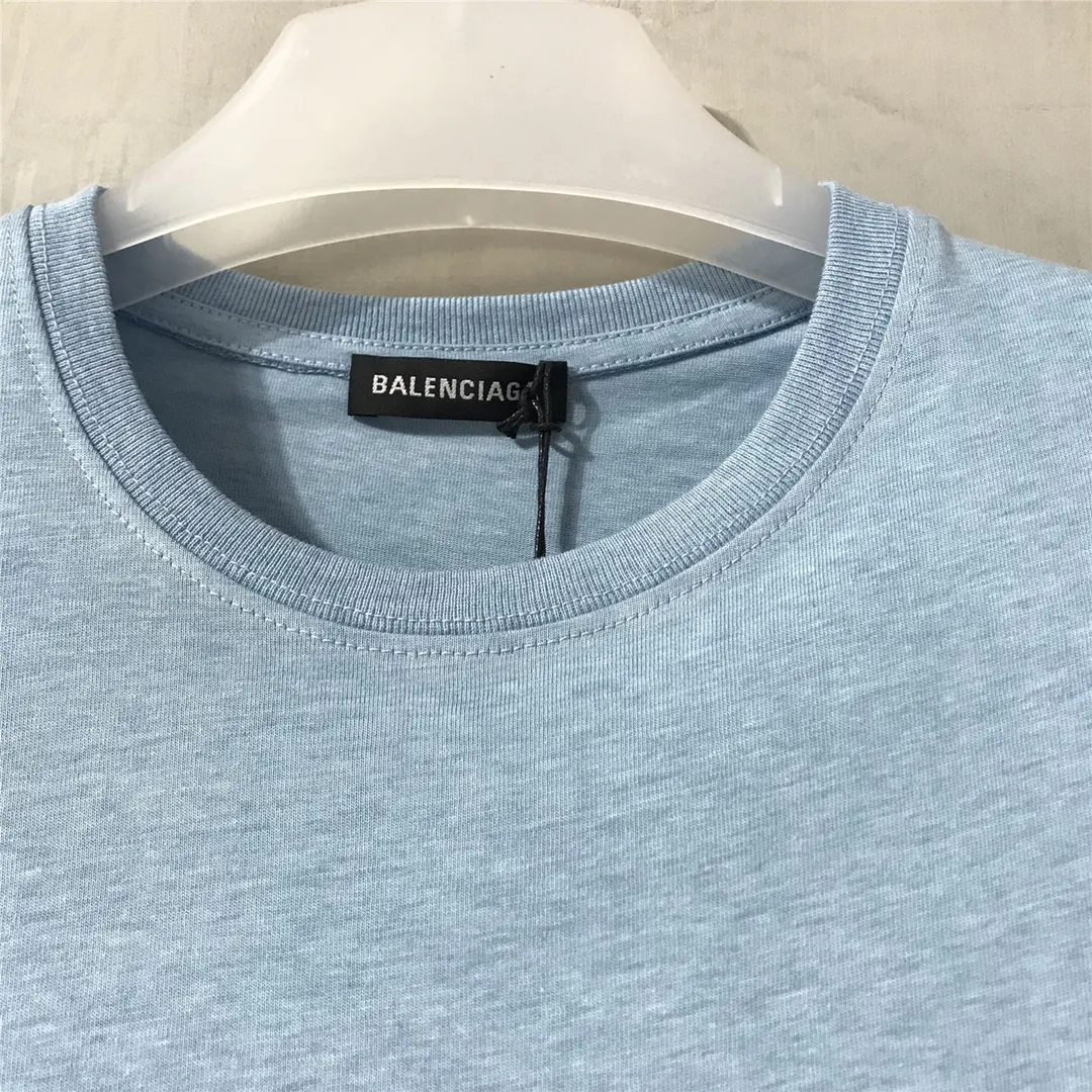 [Top tested version] Balenciaga Classic Loose Unisex Pure Cotton Short Sleeves by Balenciaga. Customized fabrics and printed accessories details are reproduced one to one. It is made of 280g cotton fabric with 32 count fine double cotton yarn plain weave, and the fabric surface is treated with dust-free woolen craftsmanship. The shoulder and chain seams are made of 0.8cm bundled strips inside, and the double chain stitching on the machine side is made of pure cotton. Here is an explanation of why I am dozens of yuan more expensive than others: 1. Each model is produced by the company. The detailed workmanship and fabrics are consistent with the genuine ones. There is no color difference between the ones at the counters. Guaranteed no color difference. Replicas are not scary. Whoever is fake is embarrassed. It’s not shameful to make a replica, it’s shameful if you can’t buy the correct version if you make a replica. All of my series can be found in all major places and will be absolutely stunning!  2. The fabric is made of 280g Paris-specific double yarn. No one can make better fabrics than mine. There is really no way to compare with the ordinary version on the market. Respect it. It is authentic and costs thousands of dollars. Don’t go for the quality of street stalls. 3. The workmanship has been restored in all aspects. The packaging has been restored in all aspects. 4. I guarantee here that this is the highest quality you can find. Size: XS-L Color: Haze Blue P:250
