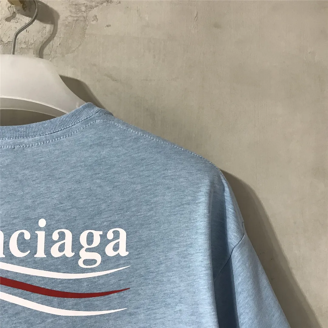 [Top tested version] Balenciaga Classic Loose Unisex Pure Cotton Short Sleeves by Balenciaga. Customized fabrics and printed accessories details are reproduced one to one. It is made of 280g cotton fabric with 32 count fine double cotton yarn plain weave, and the fabric surface is treated with dust-free woolen craftsmanship. The shoulder and chain seams are made of 0.8cm bundled strips inside, and the double chain stitching on the machine side is made of pure cotton. Here is an explanation of why I am dozens of yuan more expensive than others: 1. Each model is produced by the company. The detailed workmanship and fabrics are consistent with the genuine ones. There is no color difference between the ones at the counters. Guaranteed no color difference. Replicas are not scary. Whoever is fake is embarrassed. It’s not shameful to make a replica, it’s shameful if you can’t buy the correct version if you make a replica. All of my series can be found in all major places and will be absolutely stunning!  2. The fabric is made of 280g Paris-specific double yarn. No one can make better fabrics than mine. There is really no way to compare with the ordinary version on the market. Respect it. It is authentic and costs thousands of dollars. Don’t go for the quality of street stalls. 3. The workmanship has been restored in all aspects. The packaging has been restored in all aspects. 4. I guarantee here that this is the highest quality you can find. Size: XS-L Color: Haze Blue P:250