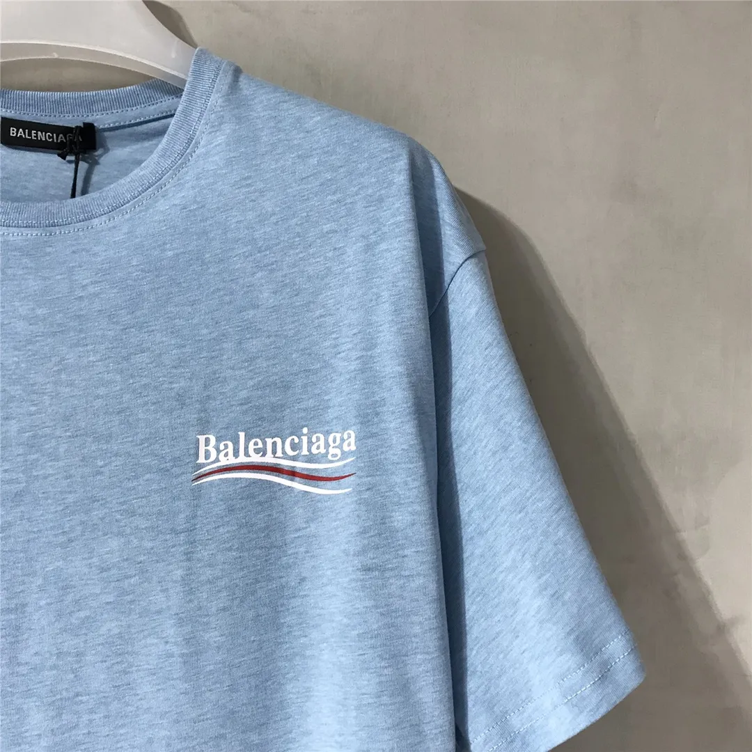 [Top tested version] Balenciaga Classic Loose Unisex Pure Cotton Short Sleeves by Balenciaga. Customized fabrics and printed accessories details are reproduced one to one. It is made of 280g cotton fabric with 32 count fine double cotton yarn plain weave, and the fabric surface is treated with dust-free woolen craftsmanship. The shoulder and chain seams are made of 0.8cm bundled strips inside, and the double chain stitching on the machine side is made of pure cotton. Here is an explanation of why I am dozens of yuan more expensive than others: 1. Each model is produced by the company. The detailed workmanship and fabrics are consistent with the genuine ones. There is no color difference between the ones at the counters. Guaranteed no color difference. Replicas are not scary. Whoever is fake is embarrassed. It’s not shameful to make a replica, it’s shameful if you can’t buy the correct version if you make a replica. All of my series can be found in all major places and will be absolutely stunning!  2. The fabric is made of 280g Paris-specific double yarn. No one can make better fabrics than mine. There is really no way to compare with the ordinary version on the market. Respect it. It is authentic and costs thousands of dollars. Don’t go for the quality of street stalls. 3. The workmanship has been restored in all aspects. The packaging has been restored in all aspects. 4. I guarantee here that this is the highest quality you can find. Size: XS-L Color: Haze Blue P:250