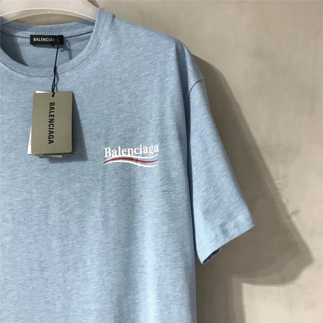 [Top tested version] Balenciaga Classic Loose Unisex Pure Cotton Short Sleeves by Balenciaga. Customized fabrics and printed accessories details are reproduced one to one. It is made of 280g cotton fabric with 32 count fine double cotton yarn plain weave, and the fabric surface is treated with dust-free woolen craftsmanship. The shoulder and chain seams are made of 0.8cm bundled strips inside, and the double chain stitching on the machine side is made of pure cotton. Here is an explanation of why I am dozens of yuan more expensive than others: 1. Each model is produced by the company. The detailed workmanship and fabrics are consistent with the genuine ones. There is no color difference between the ones at the counters. Guaranteed no color difference. Replicas are not scary. Whoever is fake is embarrassed. It’s not shameful to make a replica, it’s shameful if you can’t buy the correct version if you make a replica. All of my series can be found in all major places and will be absolutely stunning!  2. The fabric is made of 280g Paris-specific double yarn. No one can make better fabrics than mine. There is really no way to compare with the ordinary version on the market. Respect it. It is authentic and costs thousands of dollars. Don’t go for the quality of street stalls. 3. The workmanship has been restored in all aspects. The packaging has been restored in all aspects. 4. I guarantee here that this is the highest quality you can find. Size: XS-L Color: Haze Blue P:250