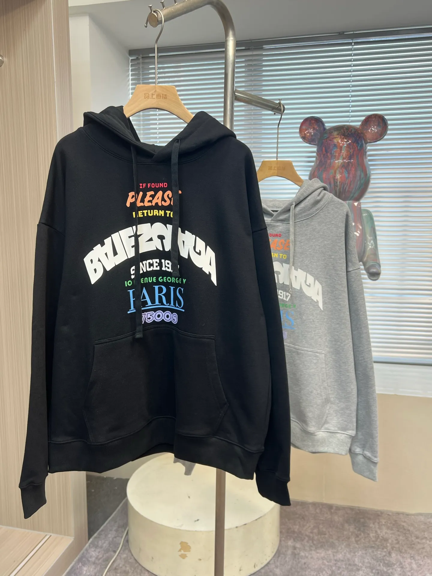 🅿️320 High-quality b19 2025 autumn new model, the same style as Balenciaga stars. The fabric is made of 450g washed cotton sweatshirt fabric, loose fit, comfortable upper body, full of looseness. Wang Manyu is not easy to control Balenciaga. I really have to praise Wang Manyu's fashion. Balenciaga under the leadership of Demna is exaggerated, rebellious and exaggerated. It can be regarded as the top of the unmanageable list. Manyu's upper body effect is surprisingly good