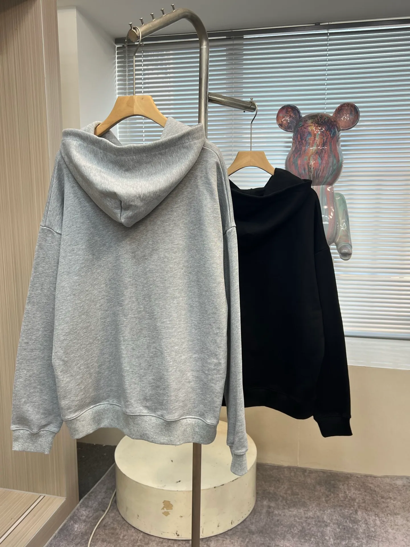 🅿️320 High-quality b19 2025 autumn new model, the same style as Balenciaga stars. The fabric is made of 450g washed cotton sweatshirt fabric, loose fit, comfortable upper body, full of looseness. Wang Manyu is not easy to control Balenciaga. I really have to praise Wang Manyu's fashion. Balenciaga under the leadership of Demna is exaggerated, rebellious and exaggerated. It can be regarded as the top of the unmanageable list. Manyu's upper body effect is surprisingly good