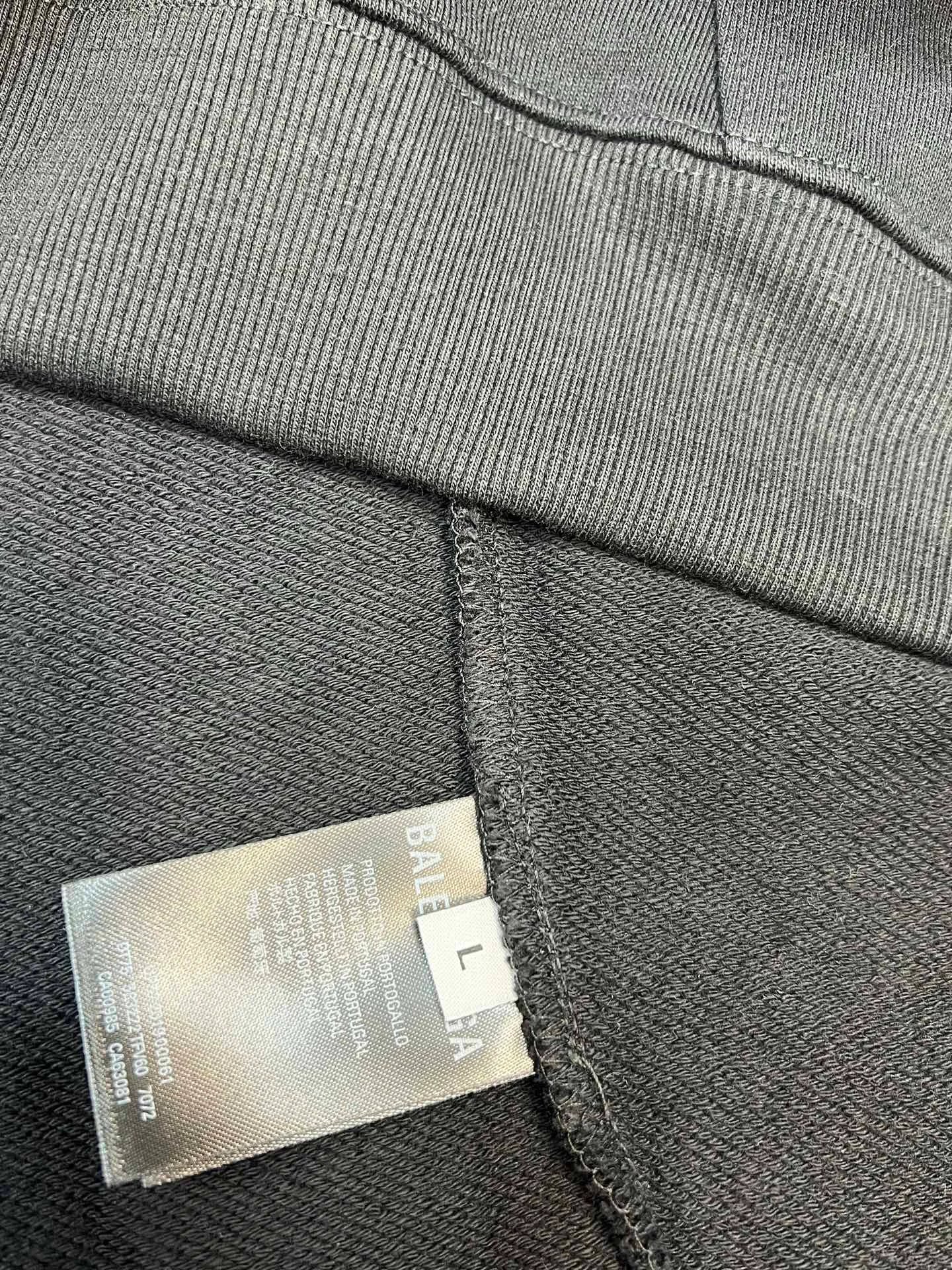 🅿️320 High-quality b19 2025 autumn new model, the same style as Balenciaga stars. The fabric is made of 450g washed cotton sweatshirt fabric, loose fit, comfortable upper body, full of looseness. Wang Manyu is not easy to control Balenciaga. I really have to praise Wang Manyu's fashion. Balenciaga under the leadership of Demna is exaggerated, rebellious and exaggerated. It can be regarded as the top of the unmanageable list. Manyu's upper body effect is surprisingly good
