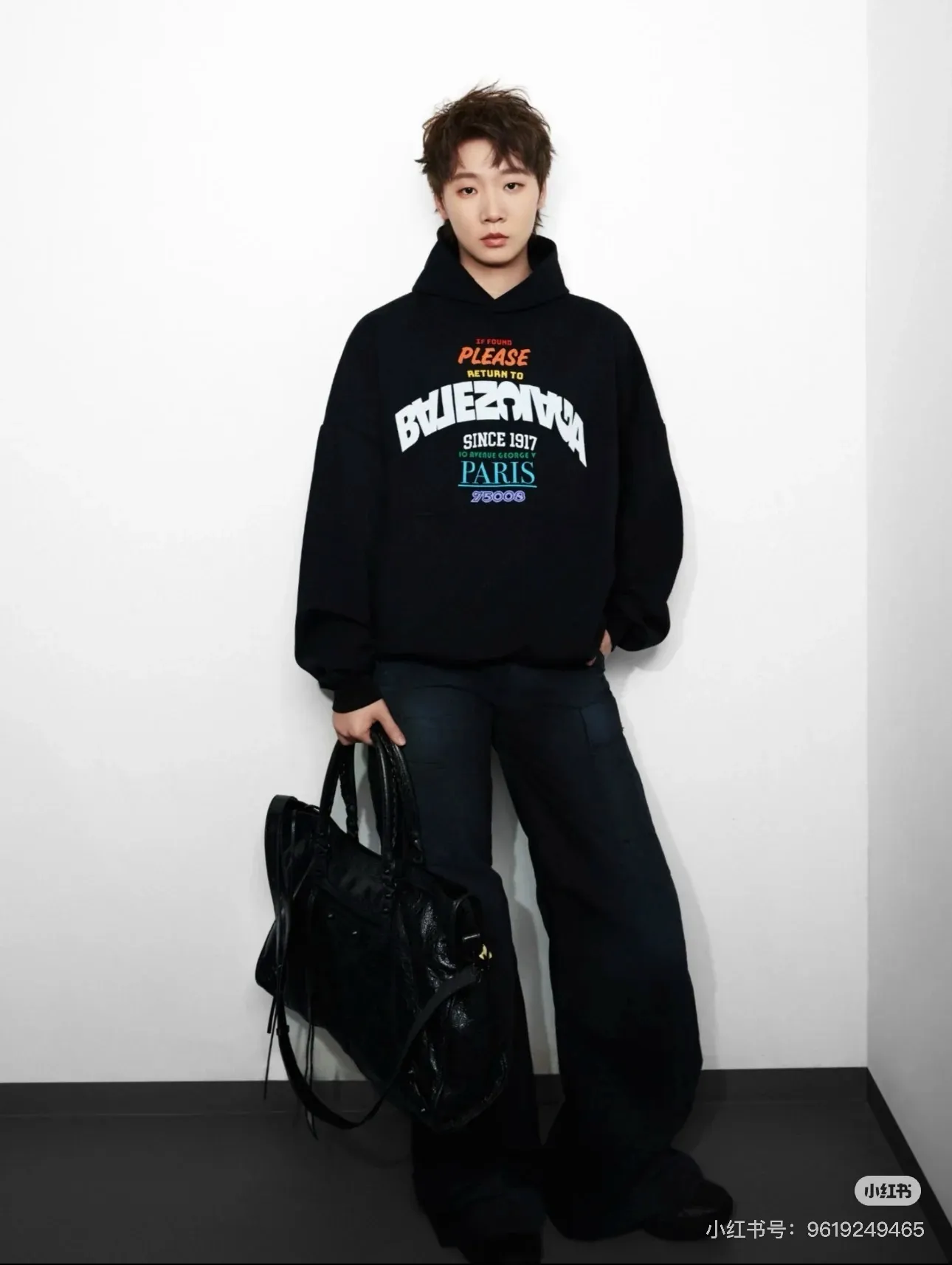 🅿️320 High-quality b19 2025 autumn new model, the same style as Balenciaga stars. The fabric is made of 450g washed cotton sweatshirt fabric, loose fit, comfortable upper body, full of looseness. Wang Manyu is not easy to control Balenciaga. I really have to praise Wang Manyu's fashion. Balenciaga under the leadership of Demna is exaggerated, rebellious and exaggerated. It can be regarded as the top of the unmanageable list. Manyu's upper body effect is surprisingly good