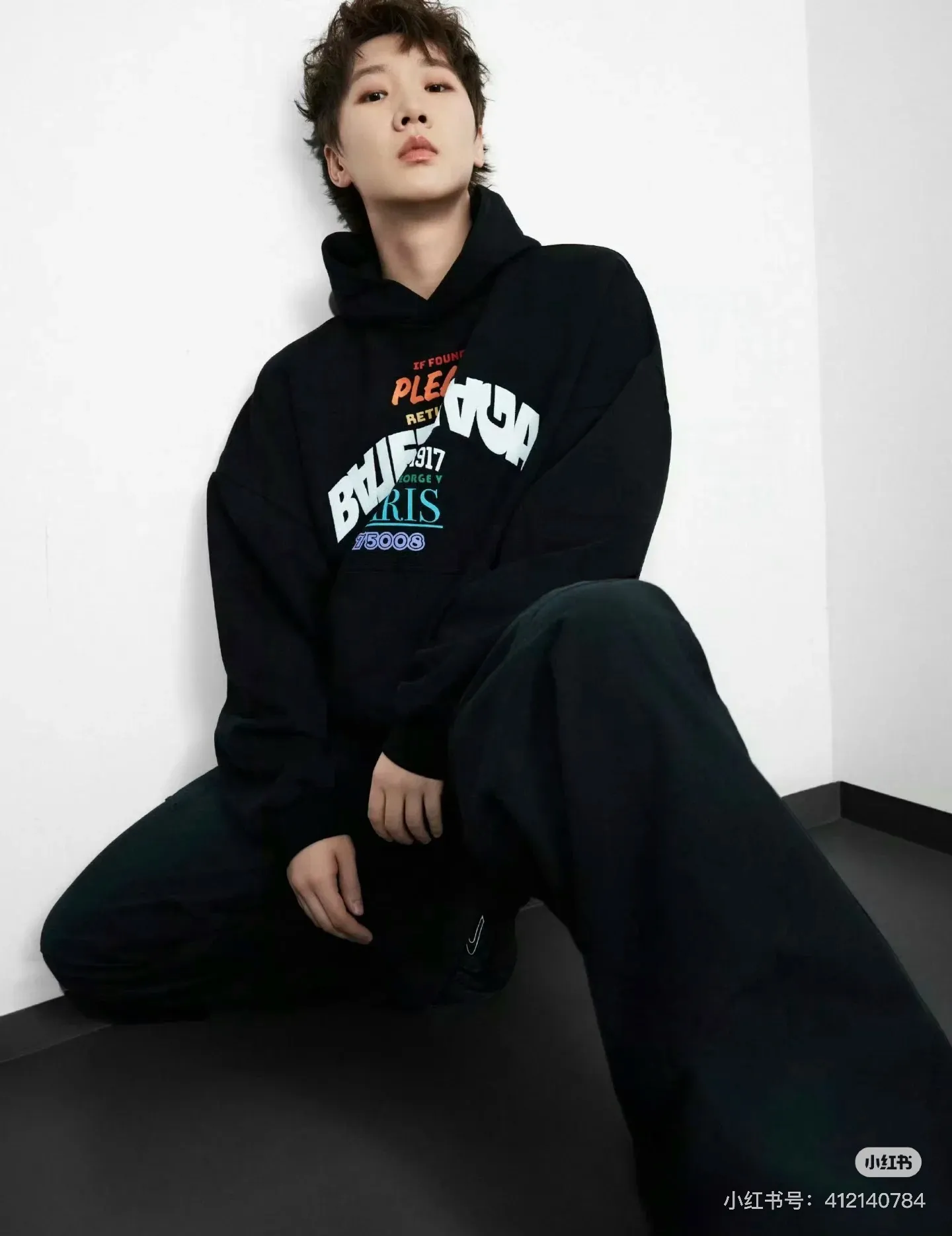 🅿️320 High-quality b19 2025 autumn new model, the same style as Balenciaga stars. The fabric is made of 450g washed cotton sweatshirt fabric, loose fit, comfortable upper body, full of looseness. Wang Manyu is not easy to control Balenciaga. I really have to praise Wang Manyu's fashion. Balenciaga under the leadership of Demna is exaggerated, rebellious and exaggerated. It can be regarded as the top of the unmanageable list. Manyu's upper body effect is surprisingly good