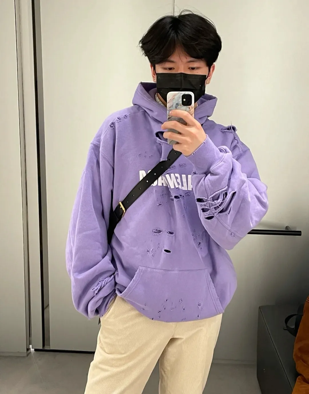 ♻️💯Reference model picture for the upper body❤️The top tested version BALENCIAGA Balenciaga basic cracked sweatshirt and hoodie for male and female couples stars can be said to be the most popular item, and it has been popular on Xiaohongshu, Dewu and other major self-media e-commerce platforms. Heavy industrial craftsmanship tests the skills of lathes and printing techniques. Huge cost! Fabric: The outer fabric is made of 460g pure cotton fish scale terry fabric + the inner liner is 260g combed cotton. The weight of the ready-made garment exceeds 1kg, which can ❗️100%❗️ restore the drape of zp. The cost of fabric is over one hundred yuan. Washing process: After making the garment, the holes are polished by hand, and then washed to make it look old. The process is extremely complicated! There are more than 200 holes in the entire dress. The collar, cuffs, and hem are torn by hand (with pliers) rather than frayed. This is a more important detail.  Thread: dyed in the same vat with no color difference. Printing: made of special cracked material to achieve the ultimate in breathability and aesthetics! Just like the patterns on a turtle’s back, each one is different!  Accessories: Complete set of customized accessories + Sydney paper Size: XS-L (maximum wear: 230 catties) Color: blue black white purple red cyan P: 570