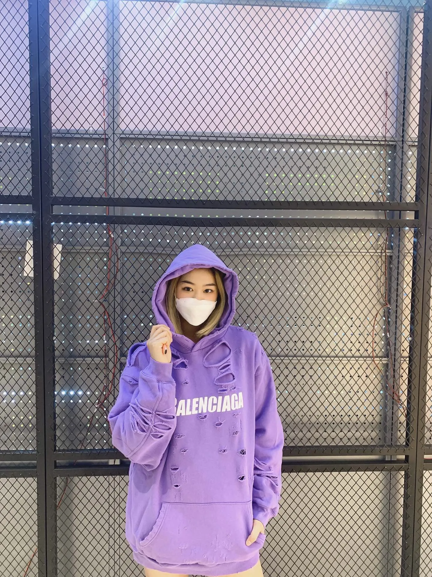 ♻️💯Reference model picture for the upper body❤️The top tested version BALENCIAGA Balenciaga basic cracked sweatshirt and hoodie for male and female couples stars can be said to be the most popular item, and it has been popular on Xiaohongshu, Dewu and other major self-media e-commerce platforms. Heavy industrial craftsmanship tests the skills of lathes and printing techniques. Huge cost! Fabric: The outer fabric is made of 460g pure cotton fish scale terry fabric + the inner liner is 260g combed cotton. The weight of the ready-made garment exceeds 1kg, which can ❗️100%❗️ restore the drape of zp. The cost of fabric is over one hundred yuan. Washing process: After making the garment, the holes are polished by hand, and then washed to make it look old. The process is extremely complicated! There are more than 200 holes in the entire dress. The collar, cuffs, and hem are torn by hand (with pliers) rather than frayed. This is a more important detail.  Thread: dyed in the same vat with no color difference. Printing: made of special cracked material to achieve the ultimate in breathability and aesthetics! Just like the patterns on a turtle’s back, each one is different!  Accessories: Complete set of customized accessories + Sydney paper Size: XS-L (maximum wear: 230 catties) Color: blue black white purple red cyan P: 570