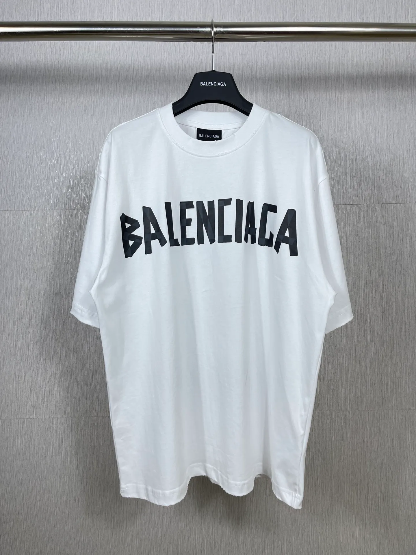 🅿️194 Real photos [Top version. Official website quality] BALENCI*GA/Paris. 23ss latest classic model. Tape pulp printing. Ready-to-wear washed and worn short-sleeved T-shirt. Brick cabinet synchronization. The fabric is made of Paris ZP custom-woven and dyed 100% cotton double yarn compact cotton. The weight is 260 grams, the cloth surface is clean. The cloth pattern is clear, soft and comfortable, and the thread is dyed with no color difference. The classic pattern is printed with environmentally friendly imported materials, and the tape pattern is glued. The letters are clear and the effect is three-dimensional. Restored brick cabinet. The garments were washed and aged, and polished by many hands. Produced by ultra-heavy craftsmanship, the market currency is very different, welcome to compare.                                 Note⚠️ZP is made of iron gray garments that are washed and distressed. Pay attention to the big difference! Welcome to compare! The version adopts OS loose shoulder version. The same style for men and women. Code: BL223089 Color: iron gray, white, fluorescent green, gray blue, coffee color, fog blue, beige gray, burgundy, green, floral gray Size: XS S M L