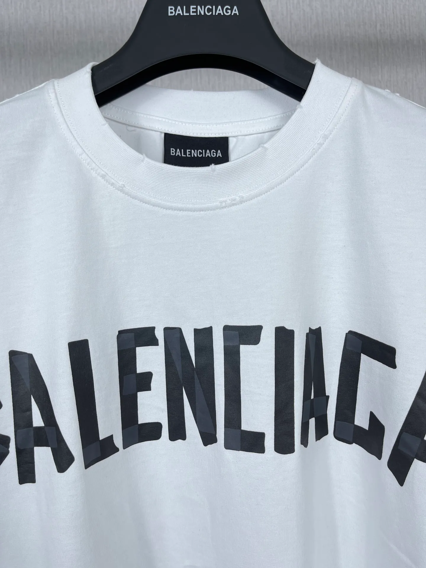 🅿️194 Real photos [Top version. Official website quality] BALENCI*GA/Paris. 23ss latest classic model. Tape pulp printing. Ready-to-wear washed and worn short-sleeved T-shirt. Brick cabinet synchronization. The fabric is made of Paris ZP custom-woven and dyed 100% cotton double yarn compact cotton. The weight is 260 grams, the cloth surface is clean. The cloth pattern is clear, soft and comfortable, and the thread is dyed with no color difference. The classic pattern is printed with environmentally friendly imported materials, and the tape pattern is glued. The letters are clear and the effect is three-dimensional. Restored brick cabinet. The garments were washed and aged, and polished by many hands. Produced by ultra-heavy craftsmanship, the market currency is very different, welcome to compare.                                 Note⚠️ZP is made of iron gray garments that are washed and distressed. Pay attention to the big difference! Welcome to compare! The version adopts OS loose shoulder version. The same style for men and women. Code: BL223089 Color: iron gray, white, fluorescent green, gray blue, coffee color, fog blue, beige gray, burgundy, green, floral gray Size: XS S M L