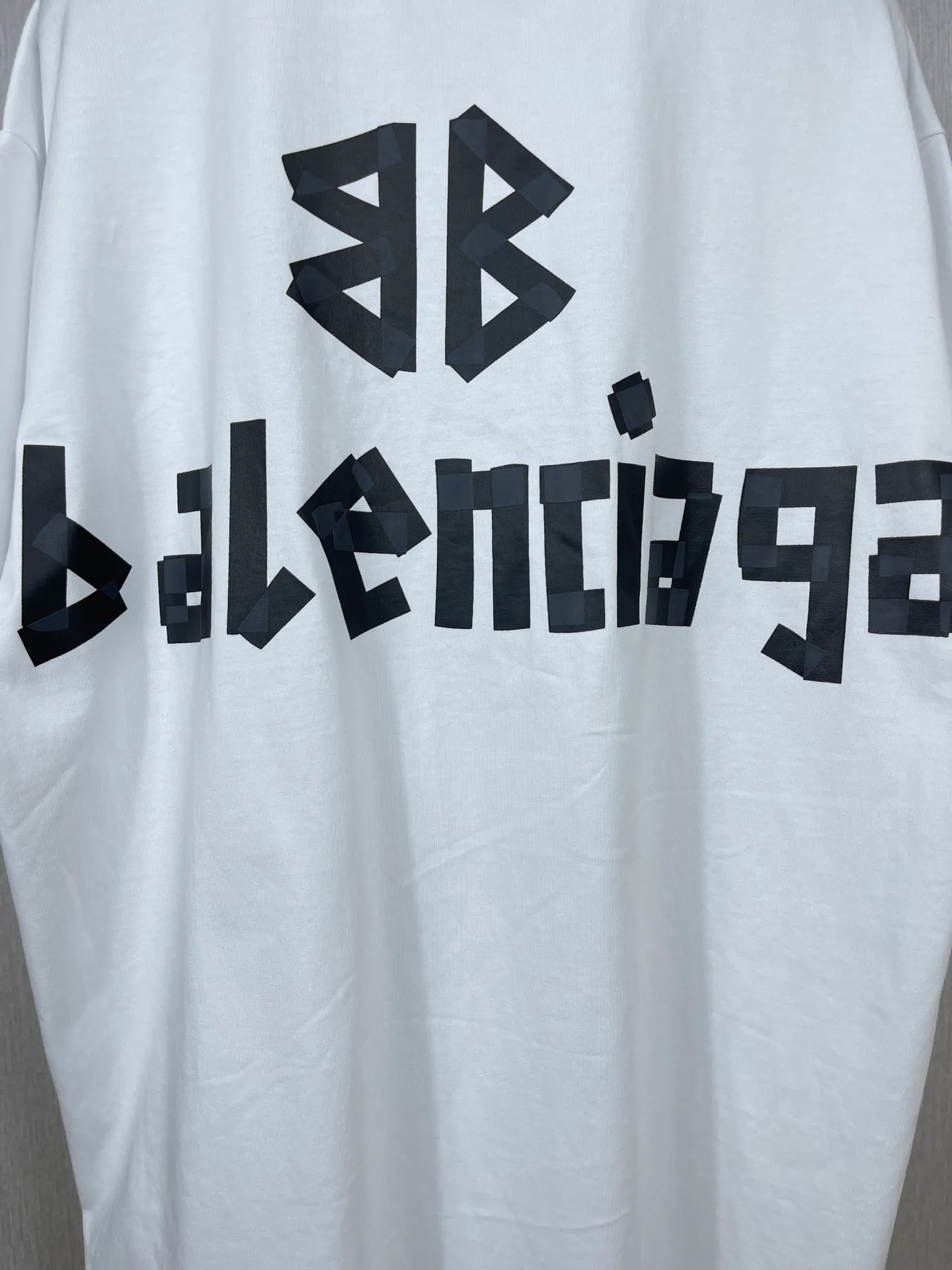 🅿️194 Real photos [Top version. Official website quality] BALENCI*GA/Paris. 23ss latest classic model. Tape pulp printing. Ready-to-wear washed and worn short-sleeved T-shirt. Brick cabinet synchronization. The fabric is made of Paris ZP custom-woven and dyed 100% cotton double yarn compact cotton. The weight is 260 grams, the cloth surface is clean. The cloth pattern is clear, soft and comfortable, and the thread is dyed with no color difference. The classic pattern is printed with environmentally friendly imported materials, and the tape pattern is glued. The letters are clear and the effect is three-dimensional. Restored brick cabinet. The garments were washed and aged, and polished by many hands. Produced by ultra-heavy craftsmanship, the market currency is very different, welcome to compare.                                 Note⚠️ZP is made of iron gray garments that are washed and distressed. Pay attention to the big difference! Welcome to compare! The version adopts OS loose shoulder version. The same style for men and women. Code: BL223089 Color: iron gray, white, fluorescent green, gray blue, coffee color, fog blue, beige gray, burgundy, green, floral gray Size: XS S M L