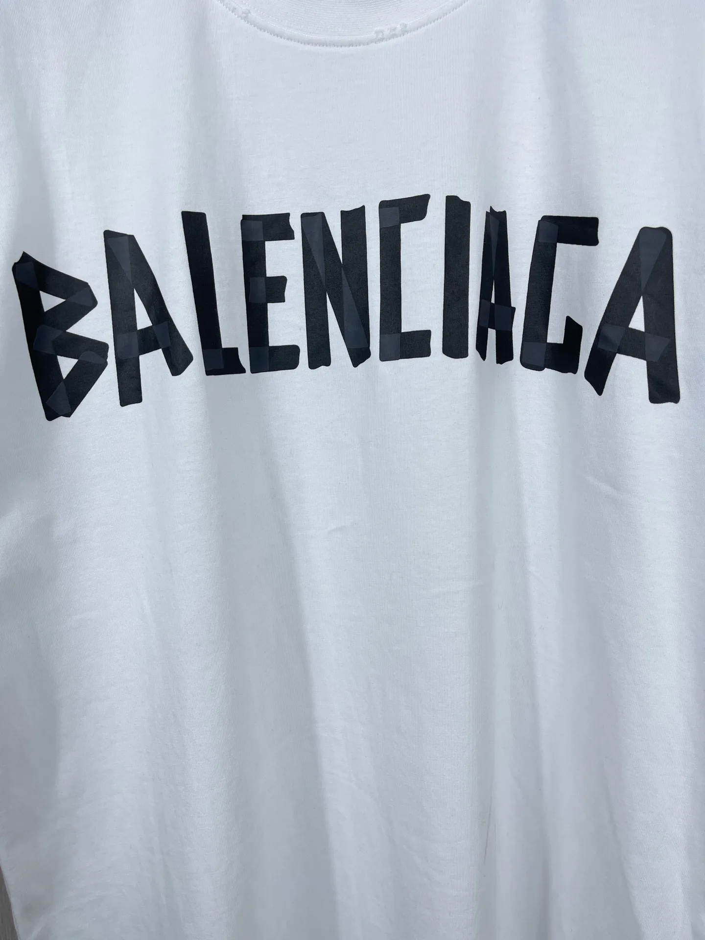 🅿️194 Real photos [Top version. Official website quality] BALENCI*GA/Paris. 23ss latest classic model. Tape pulp printing. Ready-to-wear washed and worn short-sleeved T-shirt. Brick cabinet synchronization. The fabric is made of Paris ZP custom-woven and dyed 100% cotton double yarn compact cotton. The weight is 260 grams, the cloth surface is clean. The cloth pattern is clear, soft and comfortable, and the thread is dyed with no color difference. The classic pattern is printed with environmentally friendly imported materials, and the tape pattern is glued. The letters are clear and the effect is three-dimensional. Restored brick cabinet. The garments were washed and aged, and polished by many hands. Produced by ultra-heavy craftsmanship, the market currency is very different, welcome to compare.                                 Note⚠️ZP is made of iron gray garments that are washed and distressed. Pay attention to the big difference! Welcome to compare! The version adopts OS loose shoulder version. The same style for men and women. Code: BL223089 Color: iron gray, white, fluorescent green, gray blue, coffee color, fog blue, beige gray, burgundy, green, floral gray Size: XS S M L