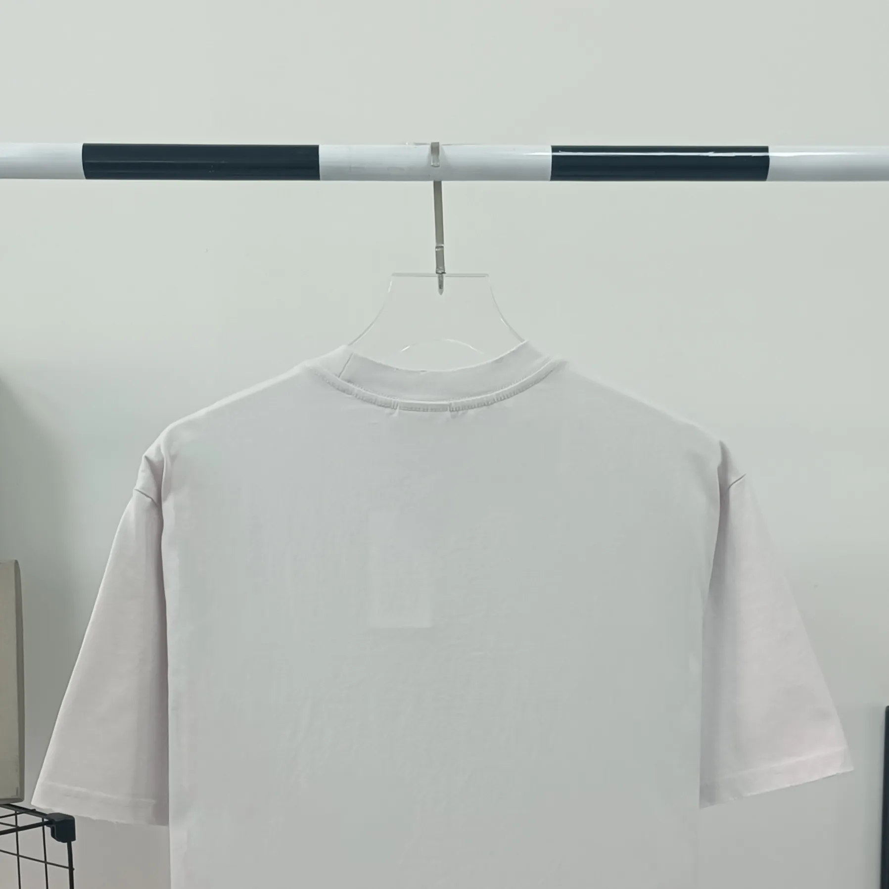The top tested version 23SS BALENCIAGA Balenciaga embroidery frayed mirror LOGO male and female couple stars the same style pure cotton loose short-sleeved T-shirt. The os version is really charming. Balenciaga is also really the best. The new version of each season is to the extreme. It is very practical and can be worn casually. It uses 32 double yarns and 280 grams of weight fabric. Made of imported knitting needle carded cotton, the thickness is moderate, drapey and contoured, making the upper body comfortable! ! It is very tolerant to fat body types and can instantly lose five pounds after wearing it!  The front #simple element# embroidery is imported from Tajima high-density heavy embroidery technology. The fonts are three-dimensional and full. The neck straps are made of pure cotton and are one-piece straps. There is no color difference and will not deform. In the past two years, oversize has become the focus of the trend and has been a popular staple in the past two years. The change of designers has made this brand an instant hit. The progressive fashion of the times also needs the blood impact of fresh elements and trendy designs to continue its glory! It’s stylish both inside and outside, a must-have for high street travel! An absolute "eye-catching style" that can be matched with couples 💏 New collar label, please pay attention to distinguish it.  Size: XS-L P:250