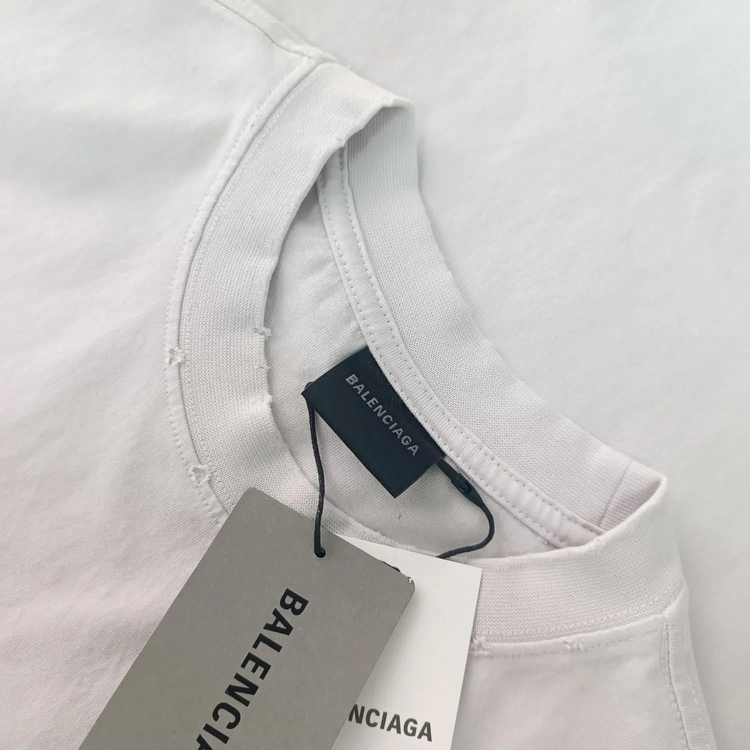 The top tested version 23SS BALENCIAGA Balenciaga embroidery frayed mirror LOGO male and female couple stars the same style pure cotton loose short-sleeved T-shirt. The os version is really charming. Balenciaga is also really the best. The new version of each season is to the extreme. It is very practical and can be worn casually. It uses 32 double yarns and 280 grams of weight fabric. Made of imported knitting needle carded cotton, the thickness is moderate, drapey and contoured, making the upper body comfortable! ! It is very tolerant to fat body types and can instantly lose five pounds after wearing it!  The front #simple element# embroidery is imported from Tajima high-density heavy embroidery technology. The fonts are three-dimensional and full. The neck straps are made of pure cotton and are one-piece straps. There is no color difference and will not deform. In the past two years, oversize has become the focus of the trend and has been a popular staple in the past two years. The change of designers has made this brand an instant hit. The progressive fashion of the times also needs the blood impact of fresh elements and trendy designs to continue its glory! It’s stylish both inside and outside, a must-have for high street travel! An absolute "eye-catching style" that can be matched with couples 💏 New collar label, please pay attention to distinguish it.  Size: XS-L P:250