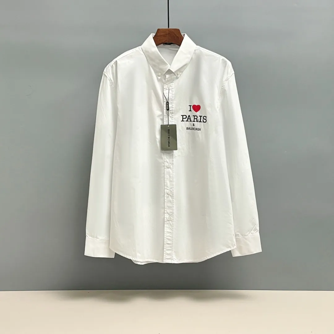 🅿️220 BALENCIAGA/Balenciaga early autumn thick plate printed shirt, customized classic 40-count plain weave imitation Tencel Paris shirt fabric, loose version, three-dimensional upper body, smooth and natural lines, from shoulder line to waist line to hem, smooth transition of lines, no unnecessary folds or accumulation, neat and stretchy as a whole, customized Paris logo engraved buttons, with Paris letters on the chest and large-area printing of love hearts on the back, the effect is three-dimensional, the printing completely fits the fabric There will be no problems such as color fading, peeling off, etc. Size: S M L XL
