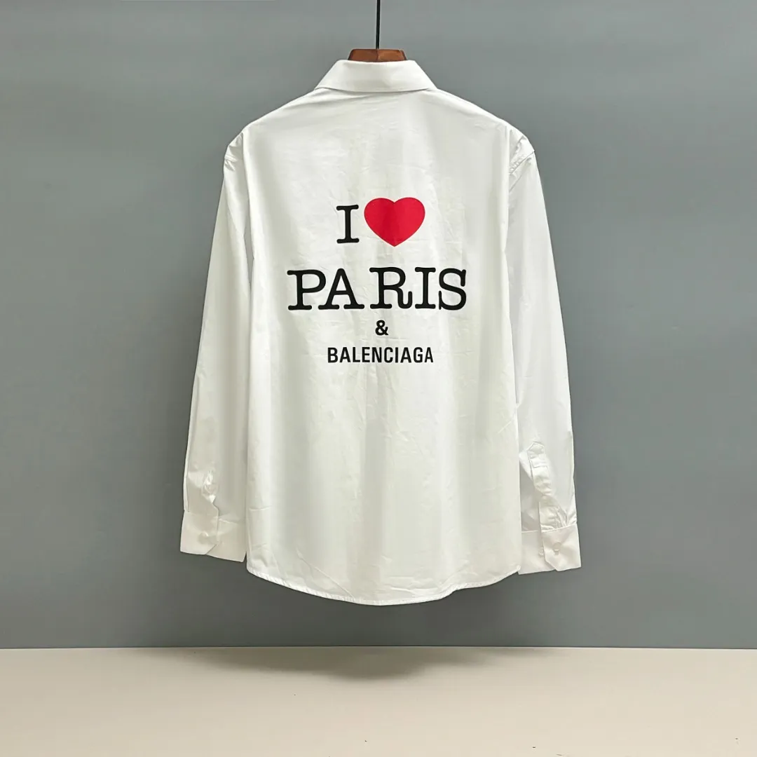 🅿️220 BALENCIAGA/Balenciaga early autumn thick plate printed shirt, customized classic 40-count plain weave imitation Tencel Paris shirt fabric, loose version, three-dimensional upper body, smooth and natural lines, from shoulder line to waist line to hem, smooth transition of lines, no unnecessary folds or accumulation, neat and stretchy as a whole, customized Paris logo engraved buttons, with Paris letters on the chest and large-area printing of love hearts on the back, the effect is three-dimensional, the printing completely fits the fabric There will be no problems such as color fading, peeling off, etc. Size: S M L XL