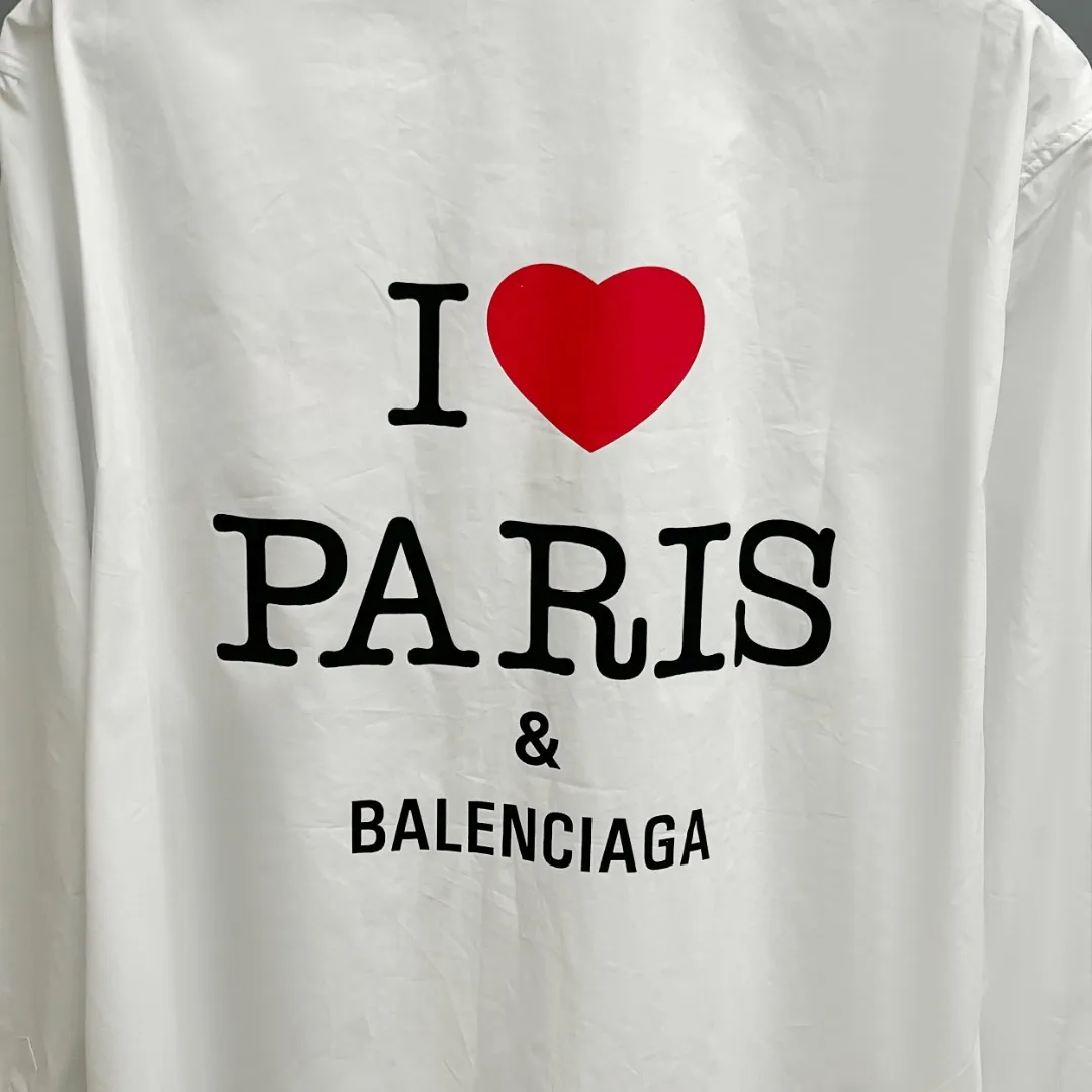 🅿️220 BALENCIAGA/Balenciaga early autumn thick plate printed shirt, customized classic 40-count plain weave imitation Tencel Paris shirt fabric, loose version, three-dimensional upper body, smooth and natural lines, from shoulder line to waist line to hem, smooth transition of lines, no unnecessary folds or accumulation, neat and stretchy as a whole, customized Paris logo engraved buttons, with Paris letters on the chest and large-area printing of love hearts on the back, the effect is three-dimensional, the printing completely fits the fabric There will be no problems such as color fading, peeling off, etc. Size: S M L XL