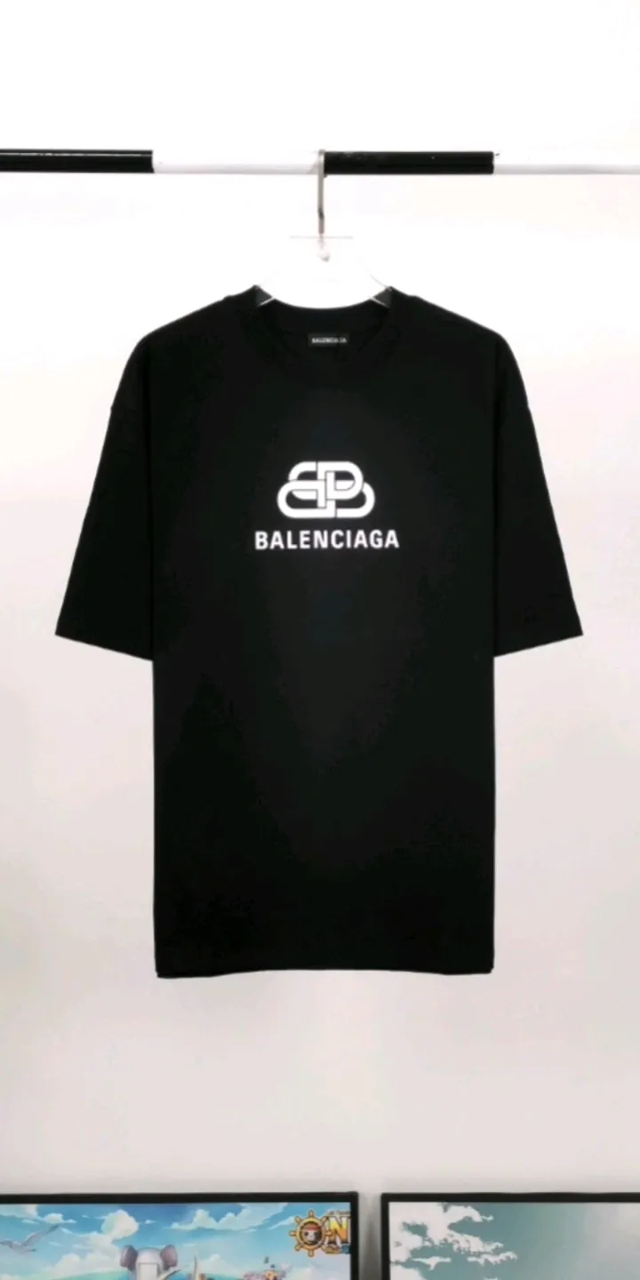 Actual video shot——top tested version Balenciaga 21ss new lock buckle Couple's men's and women's short-sleeved loose pure cotton BALENCIAGA short-sleeved T-shirt Super classic style with good-looking colors Oversize version 260g double yarn cotton top fabric [Little Red Book popular style | Highly recommended by ins style bloggers] Original model opening 1:1, all other colors are custom-woven and dyed (although everyone says so, but I guarantee it, and the threads are also dyed in the same vat) and there is no error with ZP.  Positioned cutting, high-quality wiring, original 1x1 thickened thread on the neckline, imported glue printing, black and gray colors are all silver, lock printing, repeated washing, not easy to crack! ! ! A full set of genuine one-to-one accessories, bag code marked. The numbers are all correct and identical.  Color: White Black Floral Gray Haze Blue Washed Black Size: XS-L P:240