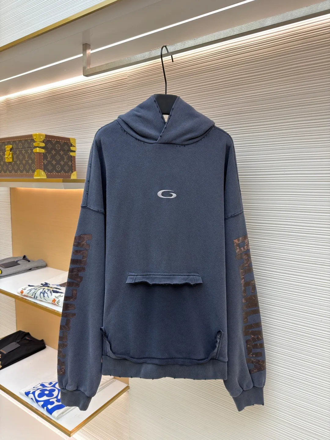 Balenciaga ripped pocket hooded sweatshirt ●Original version: Purchased and developed for 11200 ●Item number: 1682399-A85 ●Fabric: Ink-dyed Yunrou sweatshirt fabric ●Technology: Glue printing ●Color: Gray ●Version: Fitted version ●Weight: about 900 grams ●Size: S-M-L-XL ●Description: Customized ink-dyed Yunrou sweatshirt fabric with excellent texture and comfortable fit With a rich and pure washed black as the main tone, it exudes an irresistible charm. The front and sleeves are decorated with transparent tape artworks. It uses transparent sharpness to cut the conventional dressing logic. The front hole pockets are irregularly cut to tear open the conventional disguise. The traces of wear are looming. The coldness of the washed black collides with the casualness of the wear. An artist walking at the forefront of fashion. The suit is worn to attend the event without worries. Adopt imported machine embroidery technology, use advanced computer control system and precision mechanical components to realize the Balenciaga logo embroidery operation with high precision, smooth and delicate lines, and light-sensitive glue printing. Use special light-sensitive glue materials. Mix the glue with an appropriate amount of water or other diluents evenly. The prepared light-sensitive glue will be manually worn by positioning through scraping and printing. Local friction and wear will be performed on the fabric by manual operation. Natural damage will be formed on the surface of the fabric. Time-consuming and labor-intensive, low daily output. The overall wiring is straight and delicate, the fabric is comfortable and soft, and the color is consistent without color difference. It can be matched with the same style to create a fashionable look and control various occasions. Customized accessories, complete with three standards, same style for men and women!