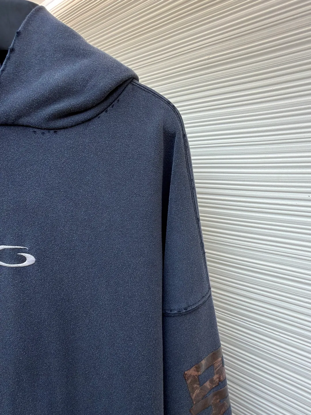 Balenciaga ripped pocket hooded sweatshirt ●Original version: Purchased and developed for 11200 ●Item number: 1682399-A85 ●Fabric: Ink-dyed Yunrou sweatshirt fabric ●Technology: Glue printing ●Color: Gray ●Version: Fitted version ●Weight: about 900 grams ●Size: S-M-L-XL ●Description: Customized ink-dyed Yunrou sweatshirt fabric with excellent texture and comfortable fit With a rich and pure washed black as the main tone, it exudes an irresistible charm. The front and sleeves are decorated with transparent tape artworks. It uses transparent sharpness to cut the conventional dressing logic. The front hole pockets are irregularly cut to tear open the conventional disguise. The traces of wear are looming. The coldness of the washed black collides with the casualness of the wear. An artist walking at the forefront of fashion. The suit is worn to attend the event without worries. Adopt imported machine embroidery technology, use advanced computer control system and precision mechanical components to realize the Balenciaga logo embroidery operation with high precision, smooth and delicate lines, and light-sensitive glue printing. Use special light-sensitive glue materials. Mix the glue with an appropriate amount of water or other diluents evenly. The prepared light-sensitive glue will be manually worn by positioning through scraping and printing. Local friction and wear will be performed on the fabric by manual operation. Natural damage will be formed on the surface of the fabric. Time-consuming and labor-intensive, low daily output. The overall wiring is straight and delicate, the fabric is comfortable and soft, and the color is consistent without color difference. It can be matched with the same style to create a fashionable look and control various occasions. Customized accessories, complete with three standards, same style for men and women!